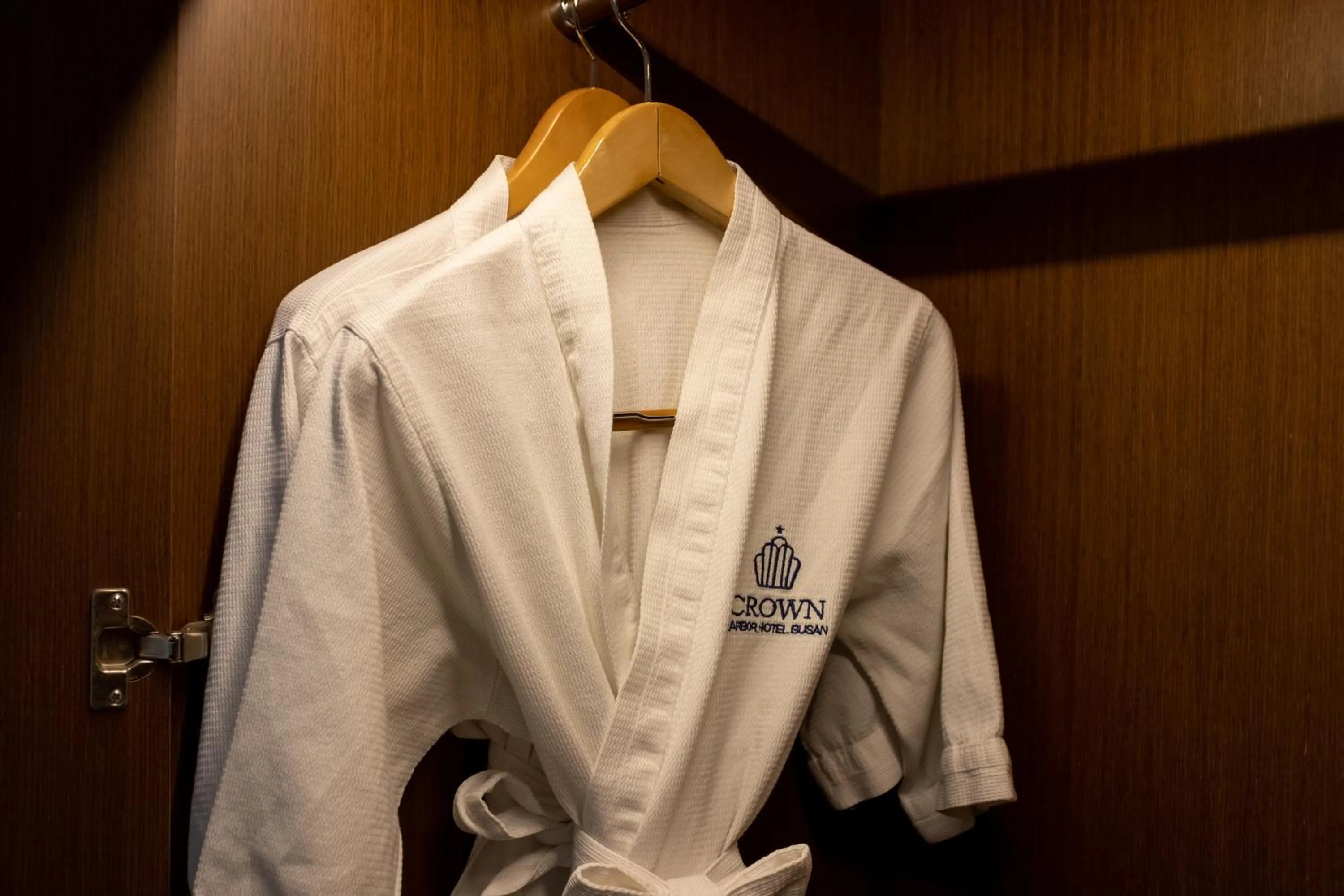 wardrobe in Crown Harbor Hotel Busan