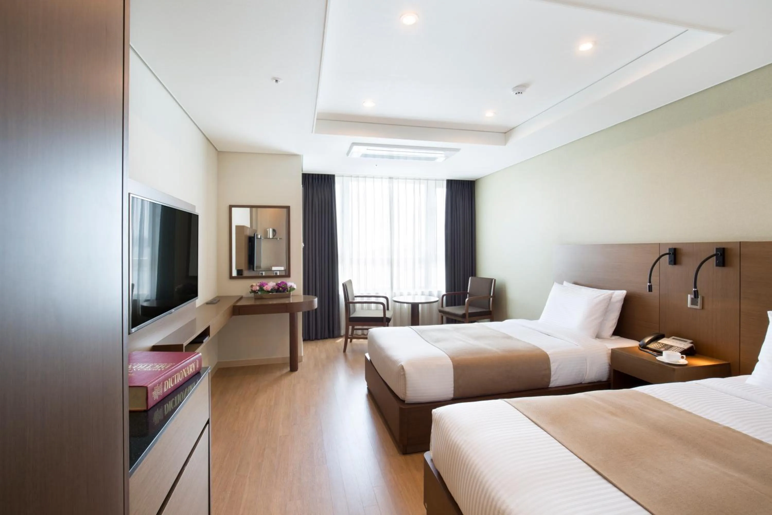 Dining area, Bed in Crown Harbor Hotel Busan