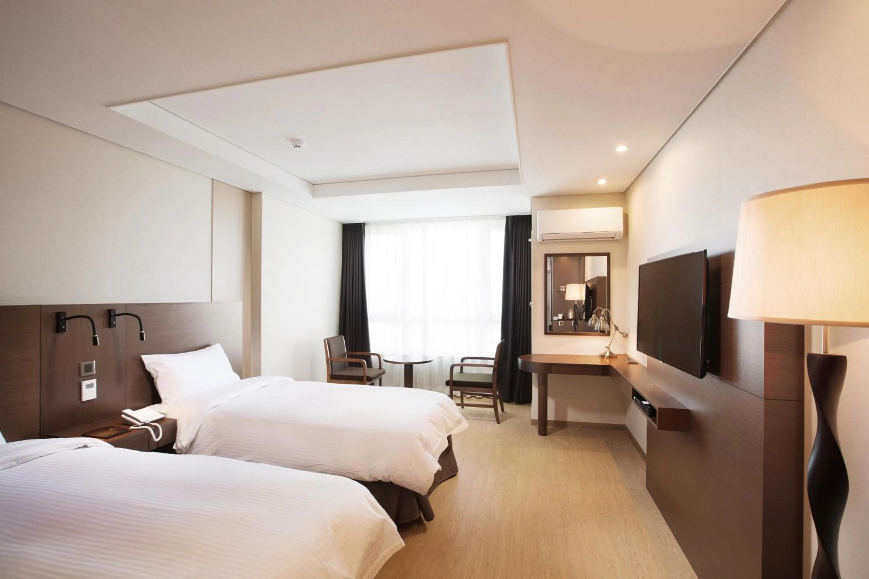 Bedroom, Bed in Crown Harbor Hotel Busan