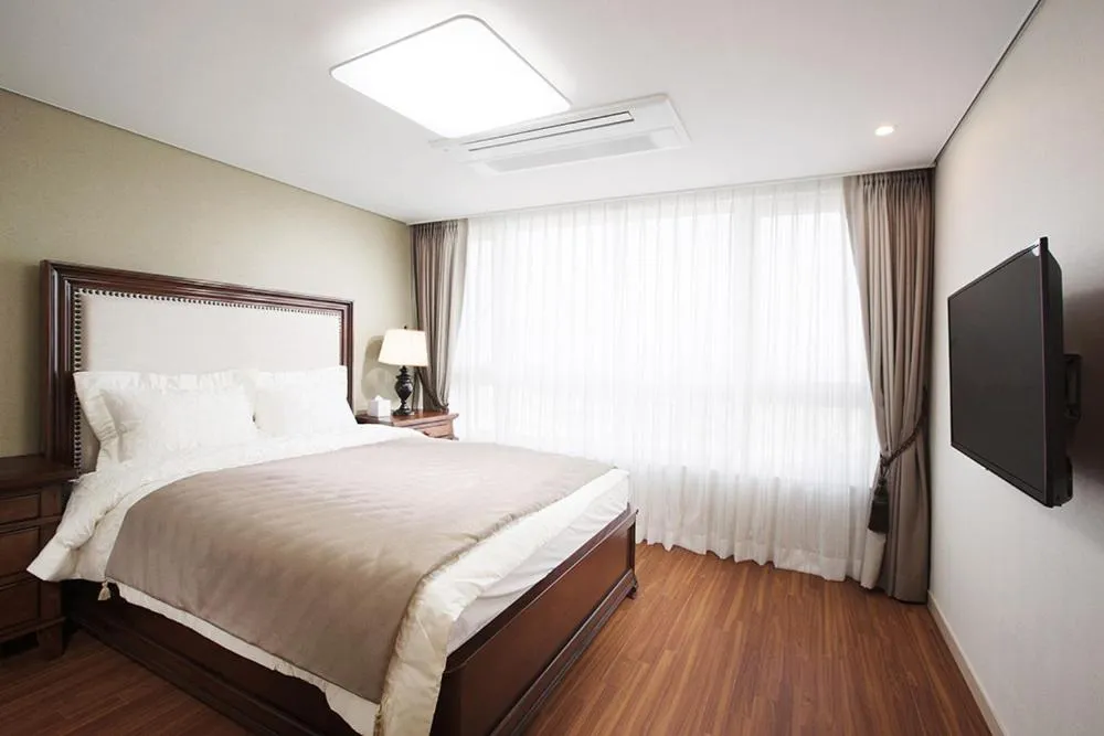 Bed in Crown Harbor Hotel Busan