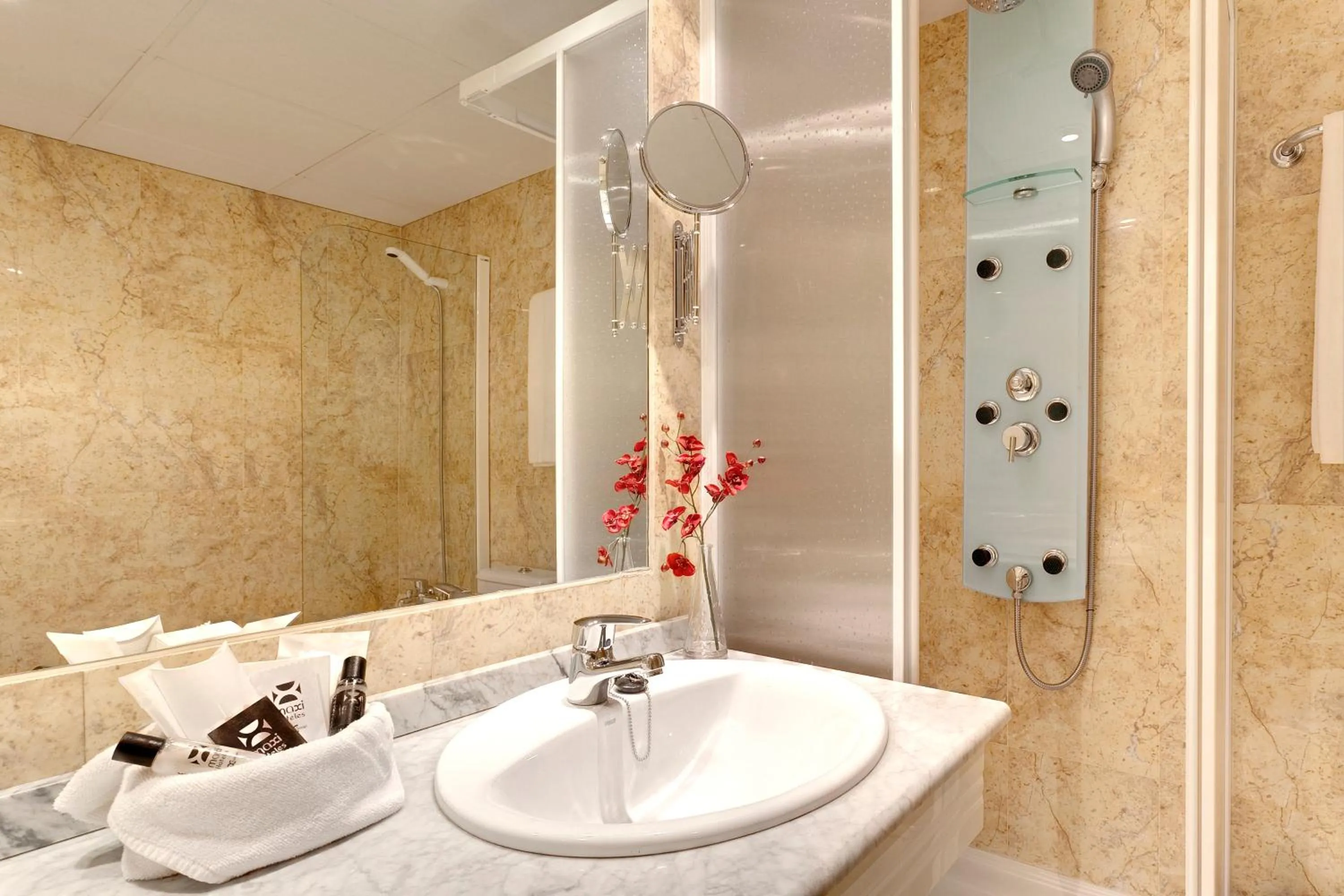 Bathroom in Hotel Madrid Torrejon Plaza