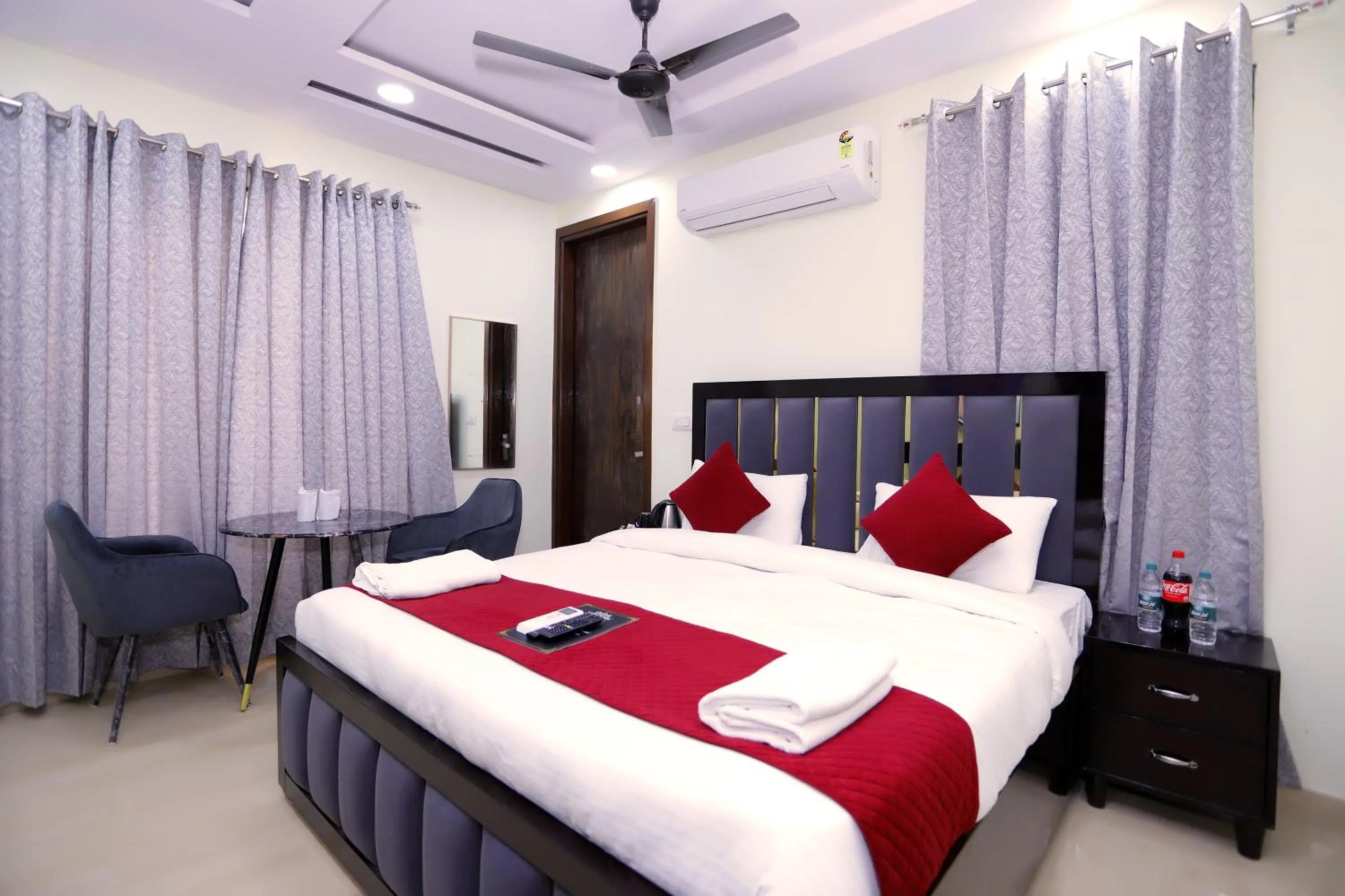 Bed in THE ROYAL VILLA - Noida Sector 70