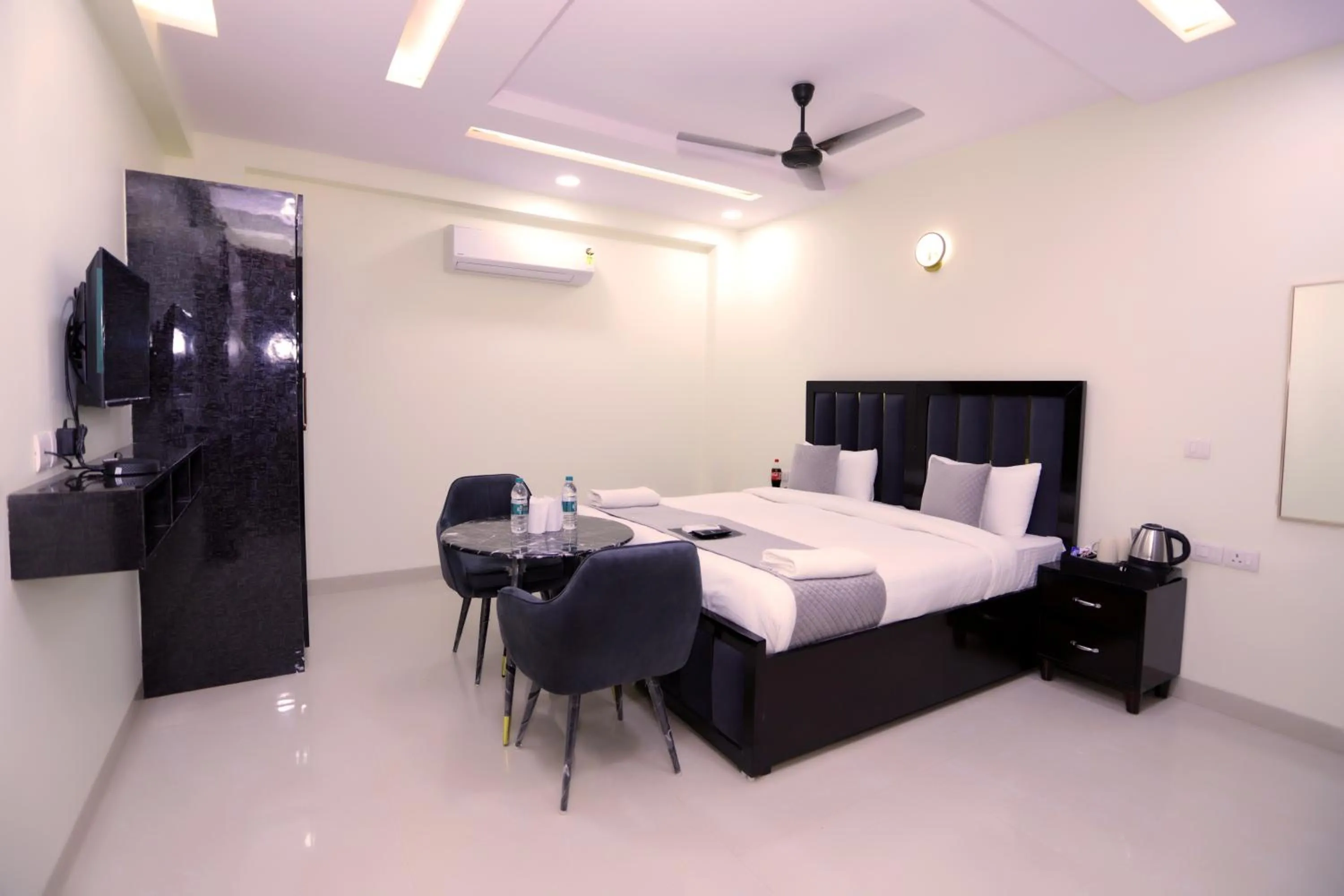 Bed in THE ROYAL VILLA - Noida Sector 70