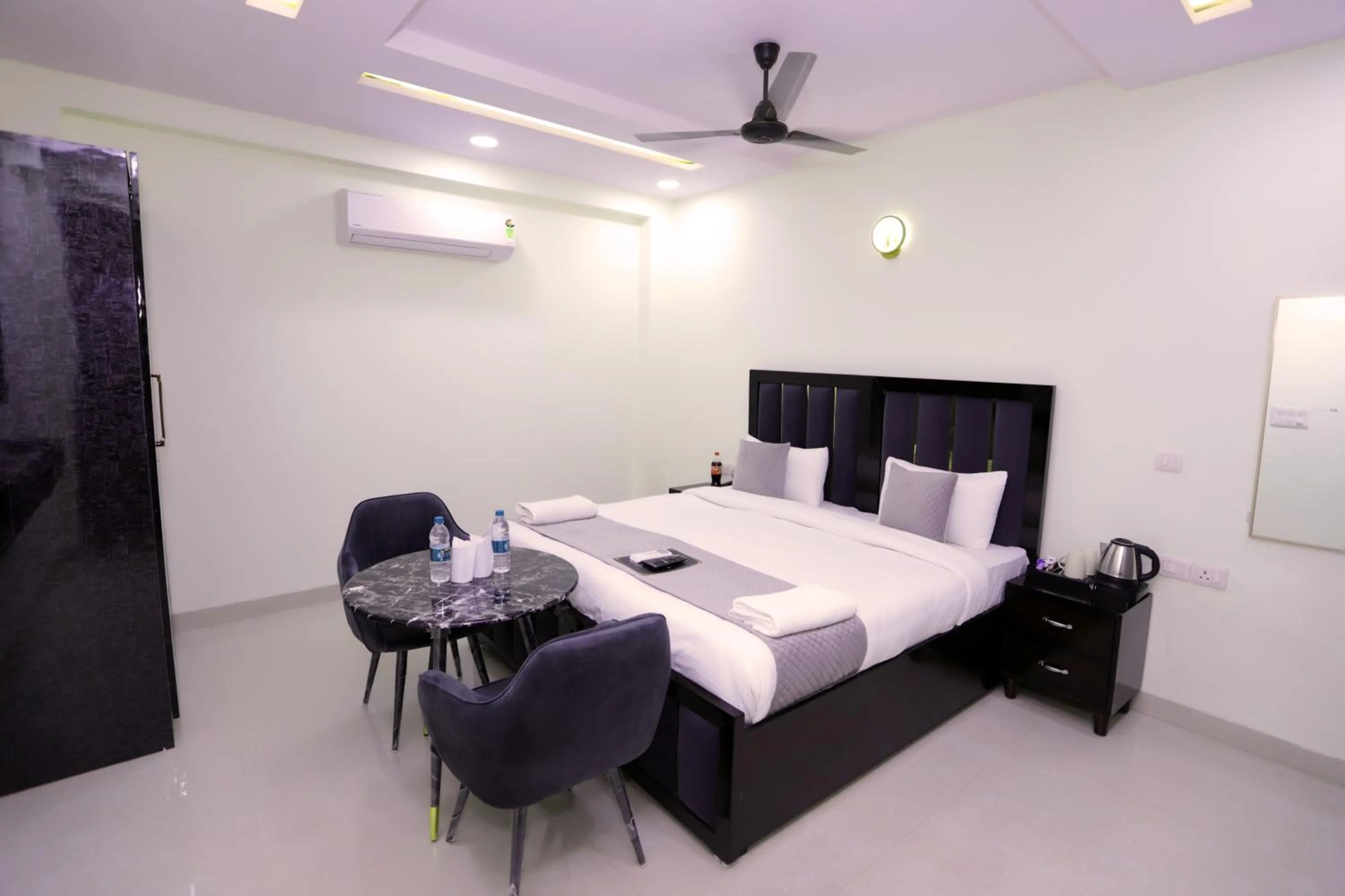 Bed in THE ROYAL VILLA - Noida Sector 70