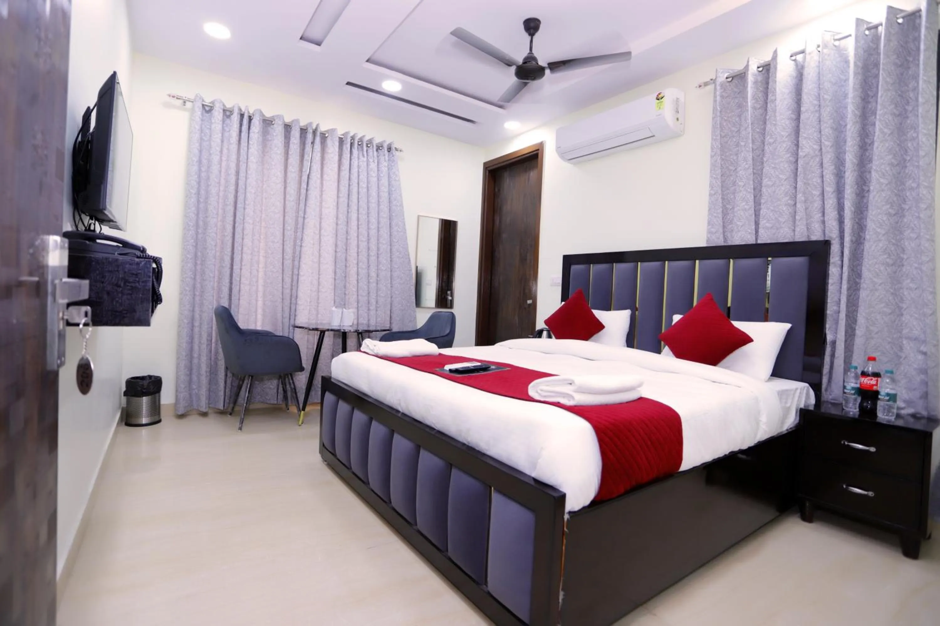 Communal lounge/ TV room, Bed in THE ROYAL VILLA - Noida Sector 70
