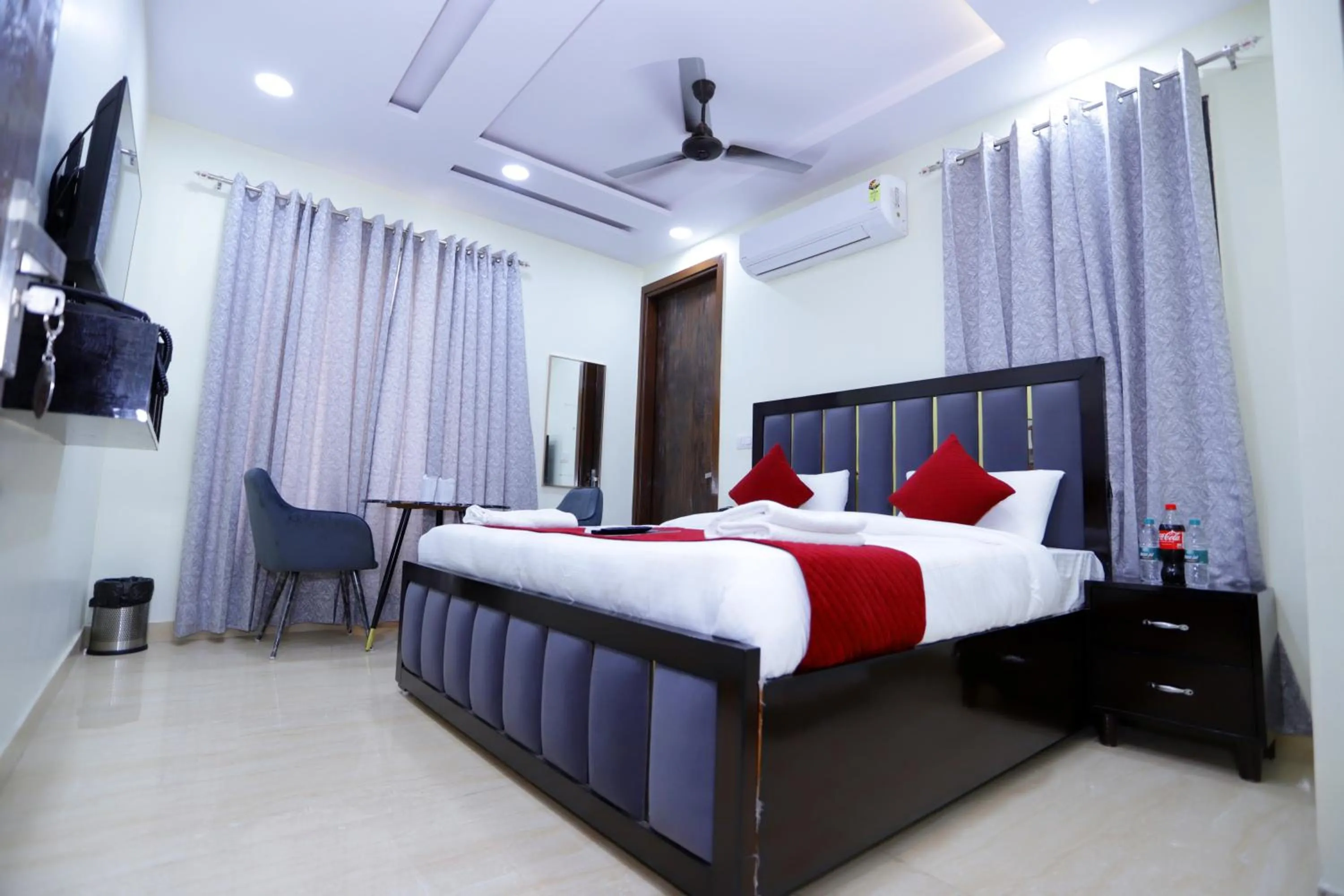 Communal lounge/ TV room, Bed in THE ROYAL VILLA - Noida Sector 70