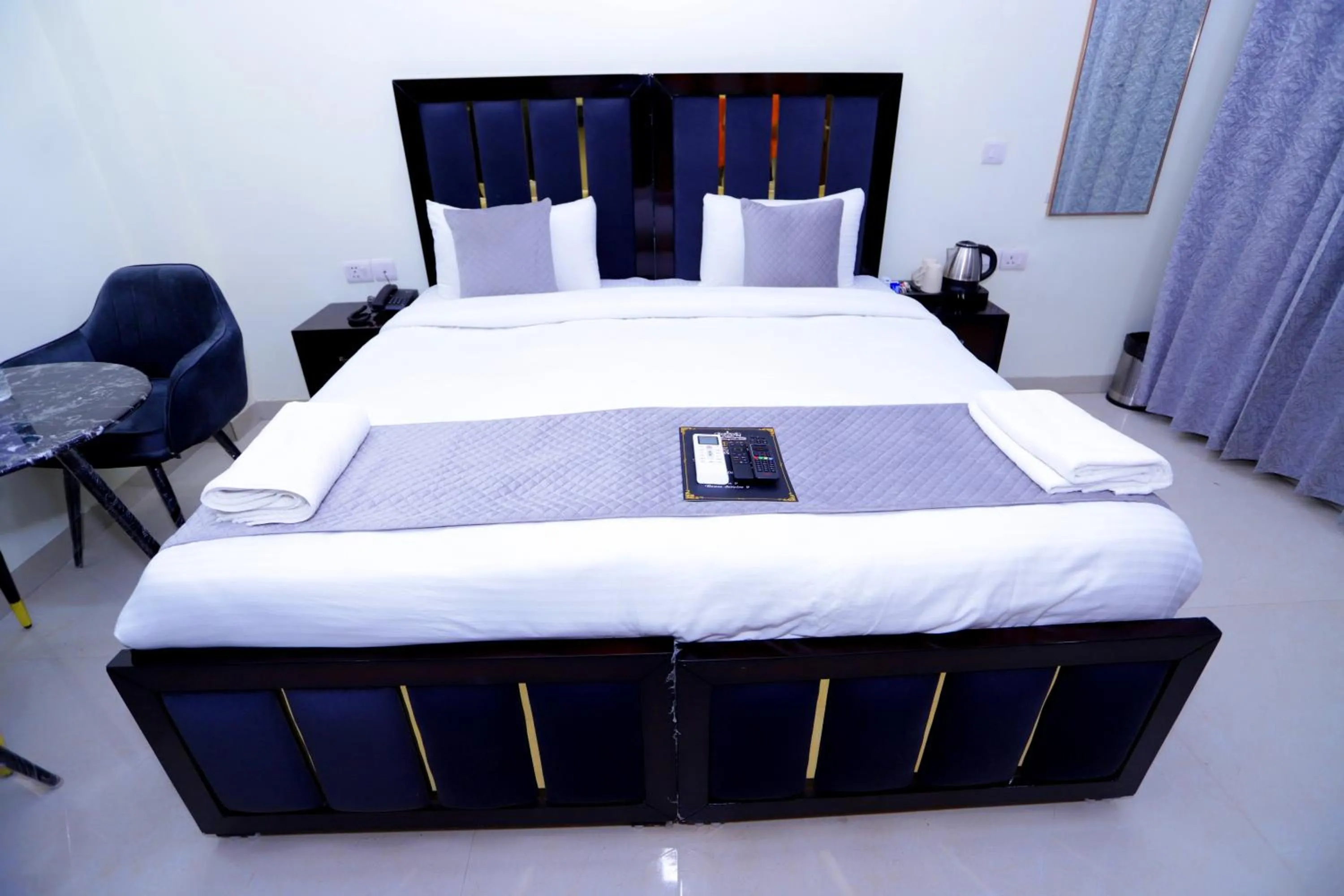 Bed in THE ROYAL VILLA - Noida Sector 70