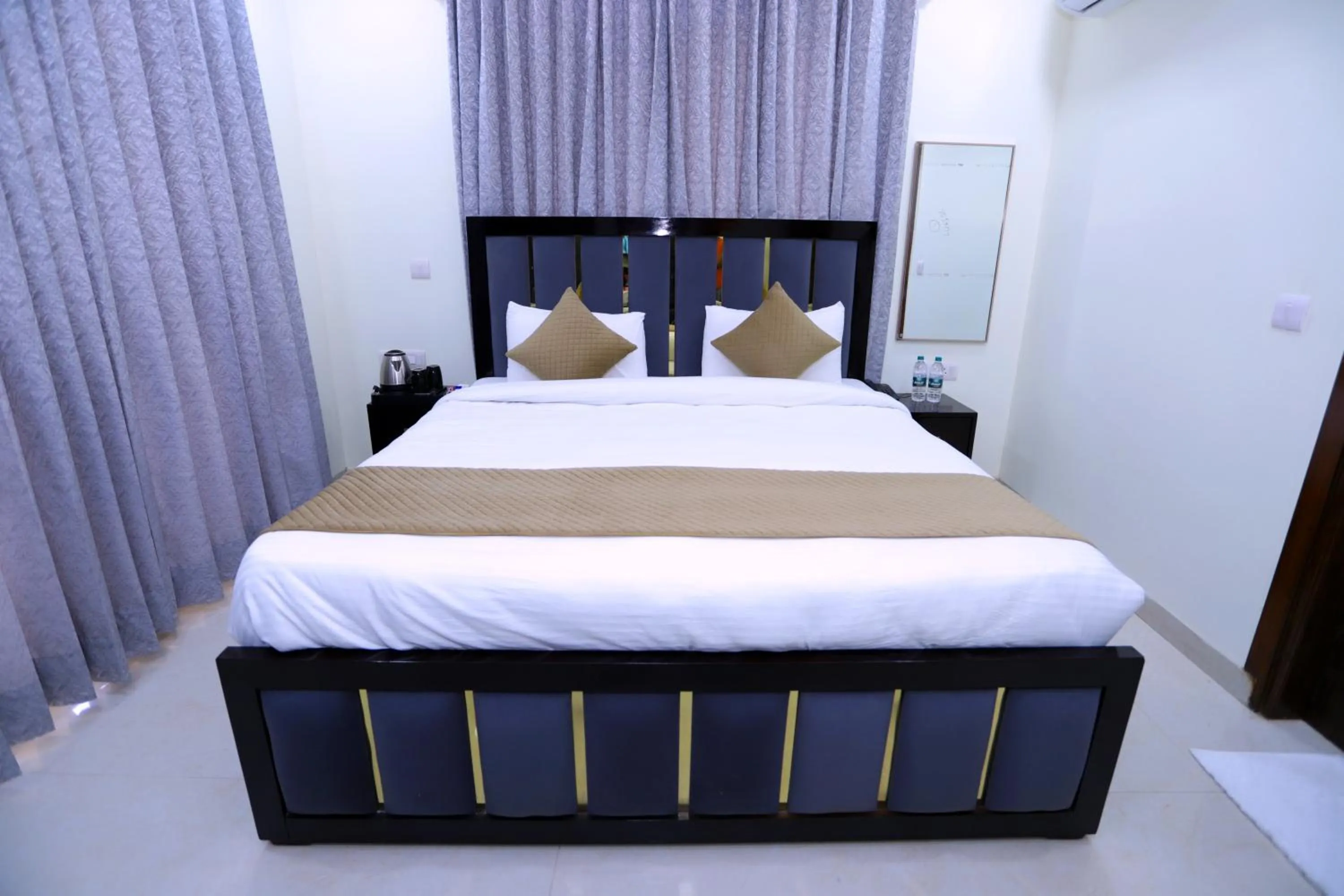 Bed in THE ROYAL VILLA - Noida Sector 70