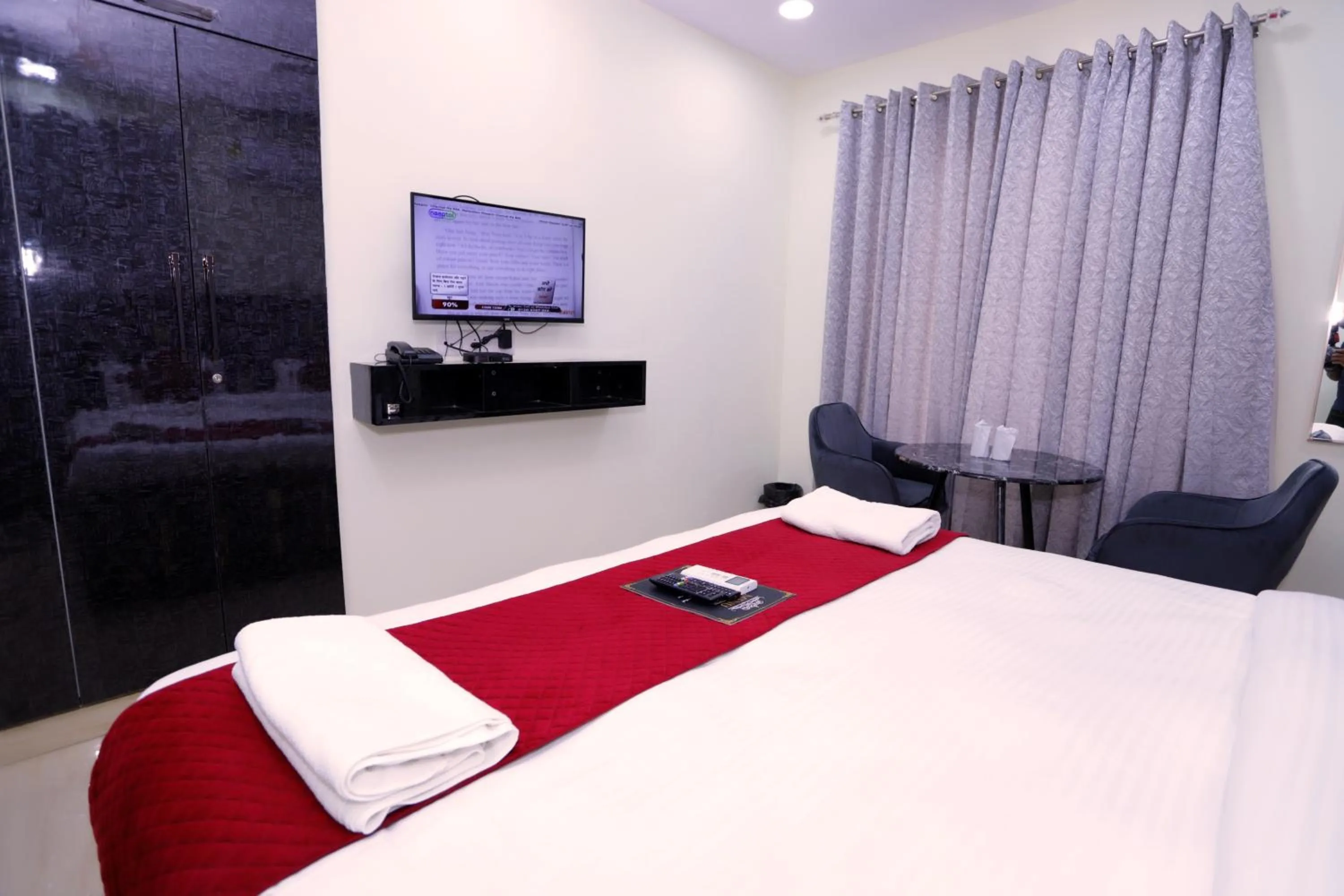 Bed in THE ROYAL VILLA - Noida Sector 70