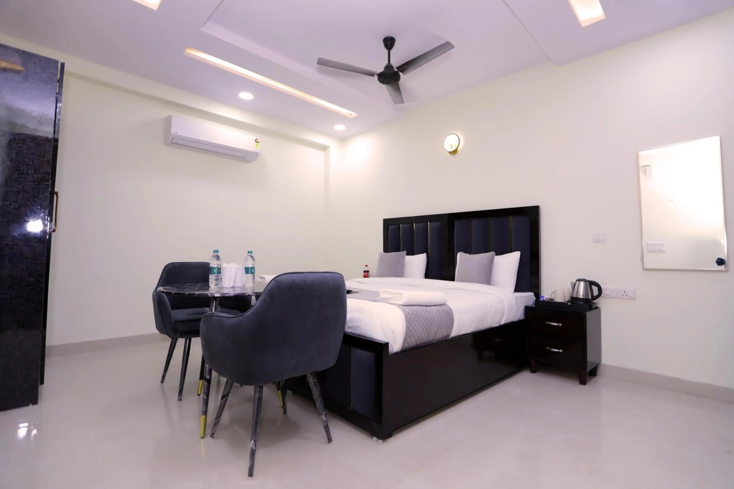 Bed in THE ROYAL VILLA - Noida Sector 70