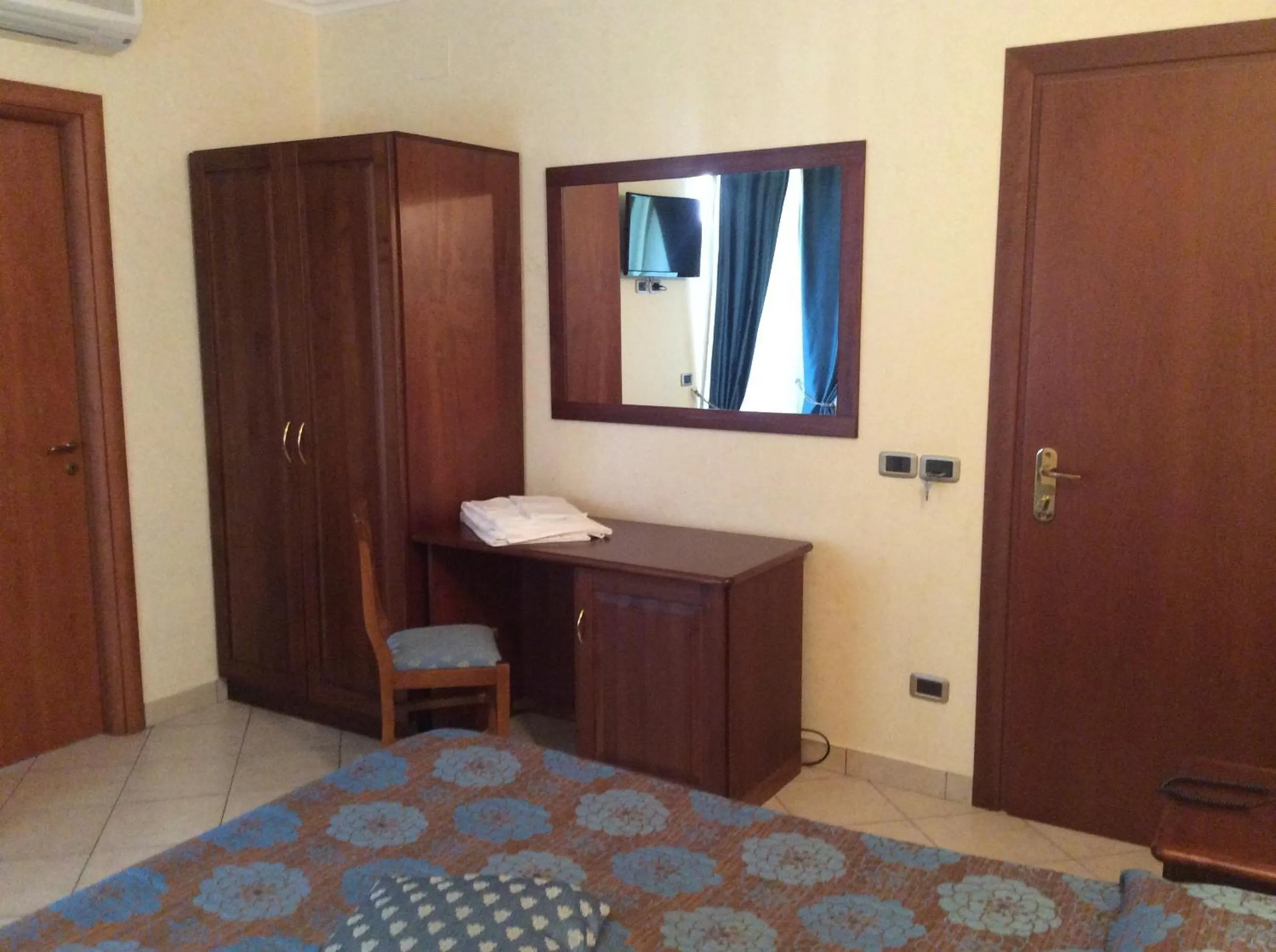 Bed in Cridda Hotel & Restaurant