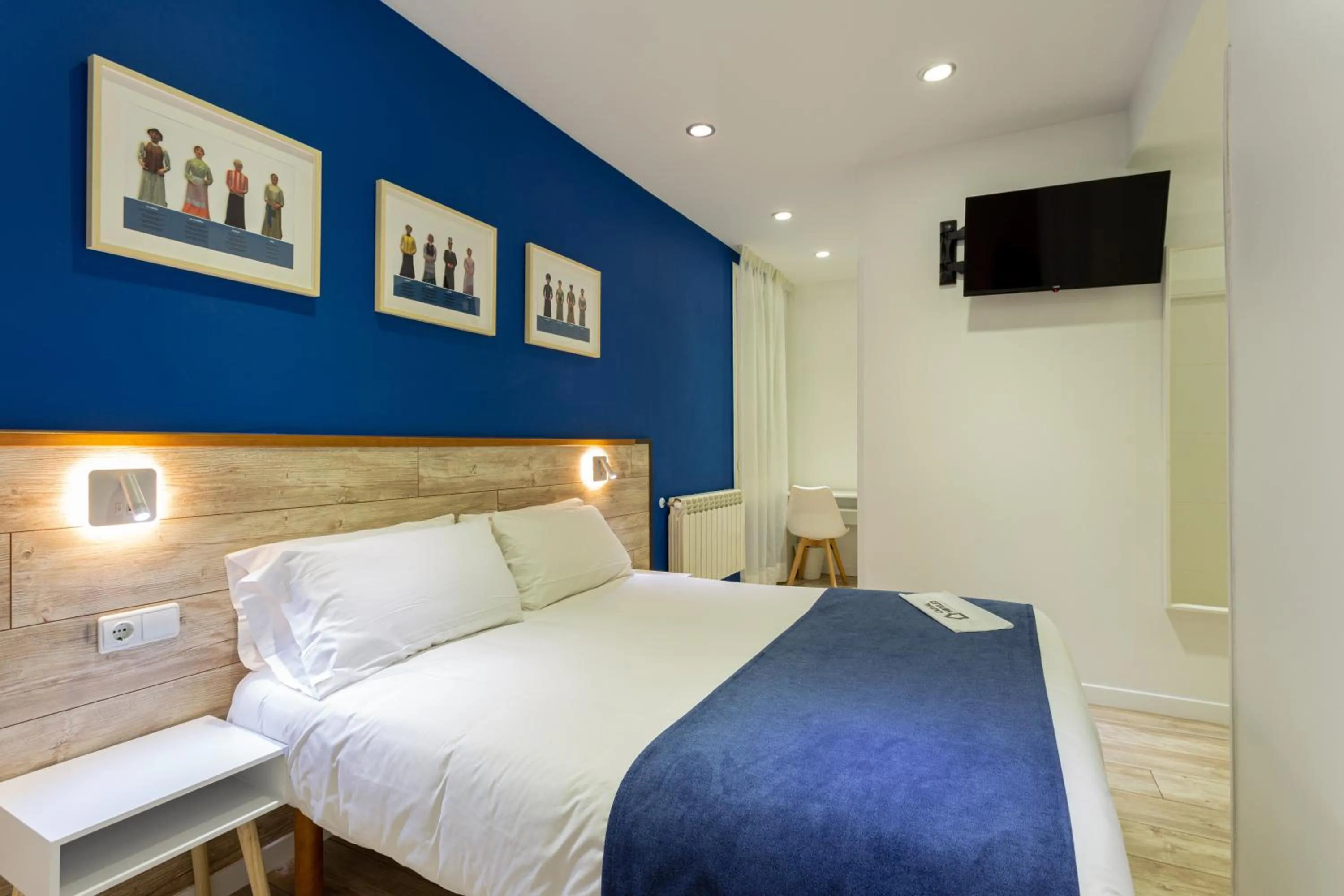 Photo of the whole room, Bed in Casual Blue