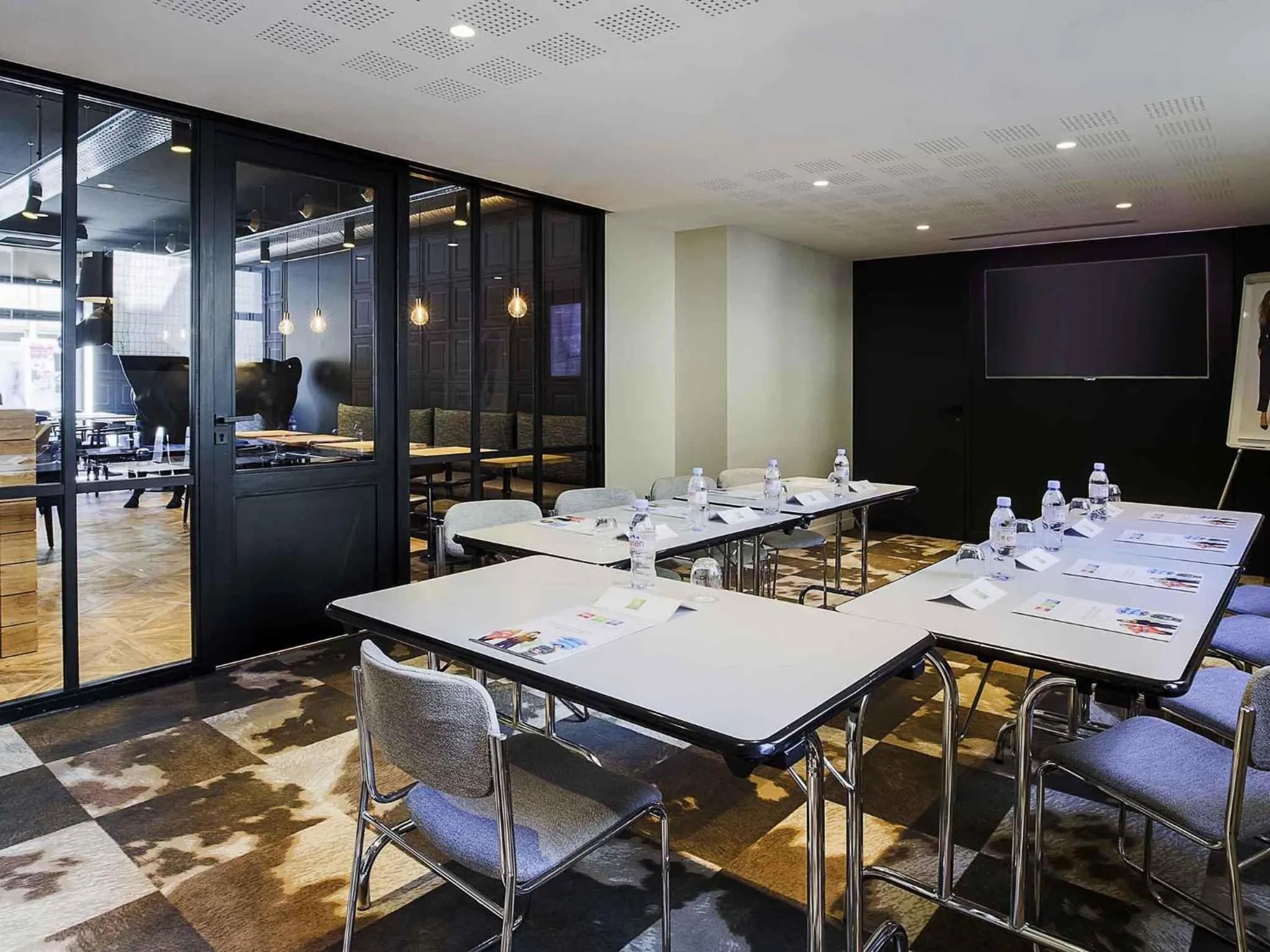 Meeting/conference room in ibis Styles Laval Centre Gare