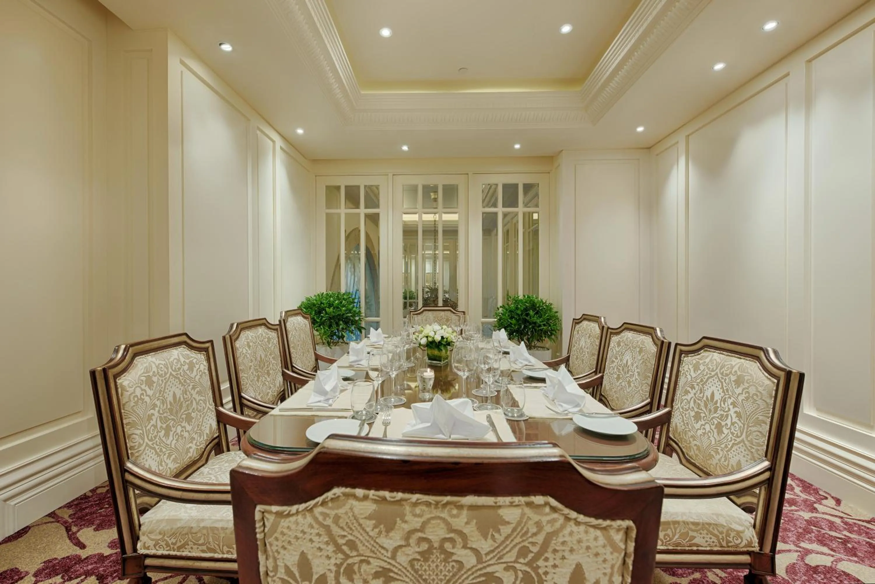 Restaurant/places to eat in Apricot Hotel