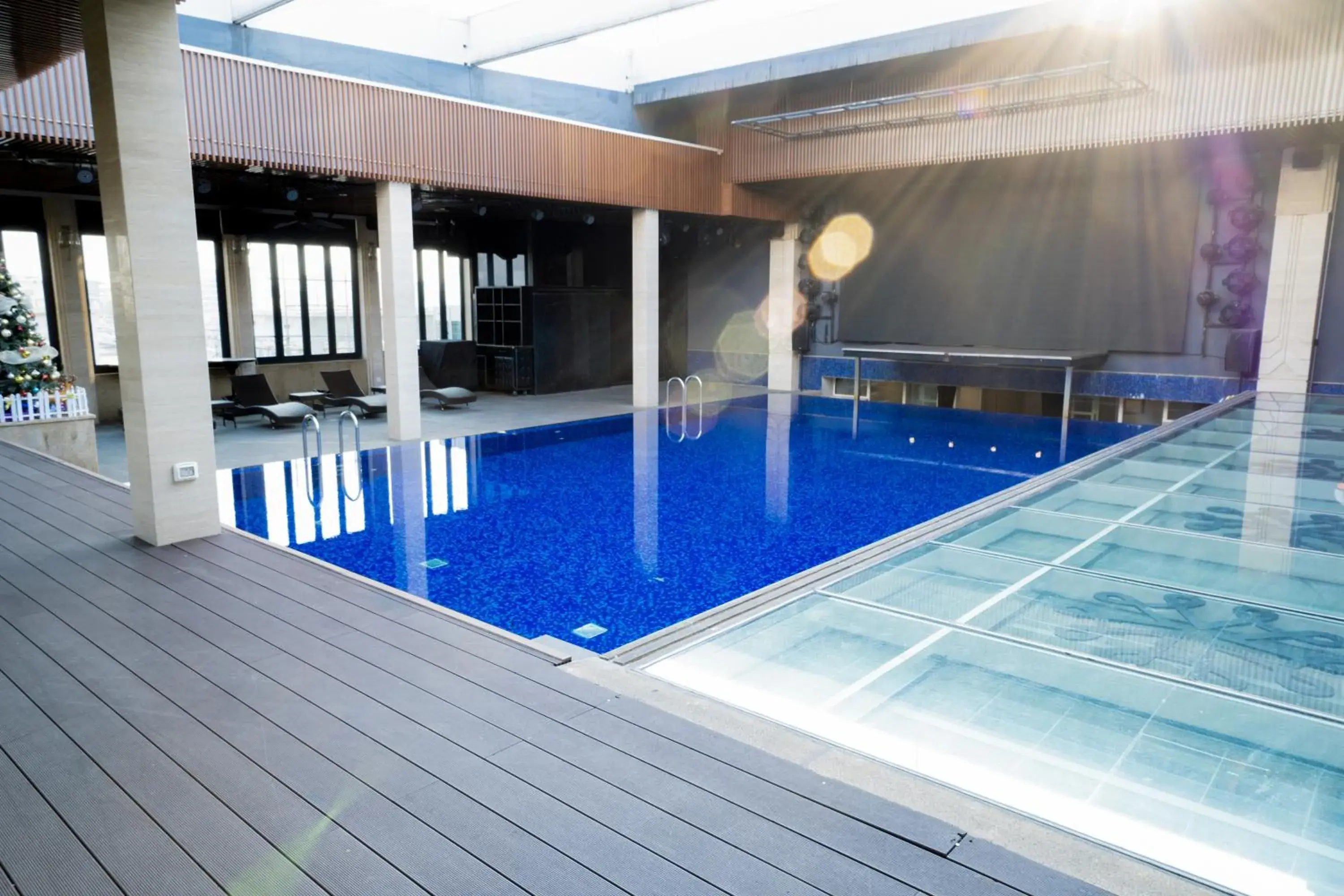 Swimming pool in Apricot Hotel Swimming pool in Apricot Hotel