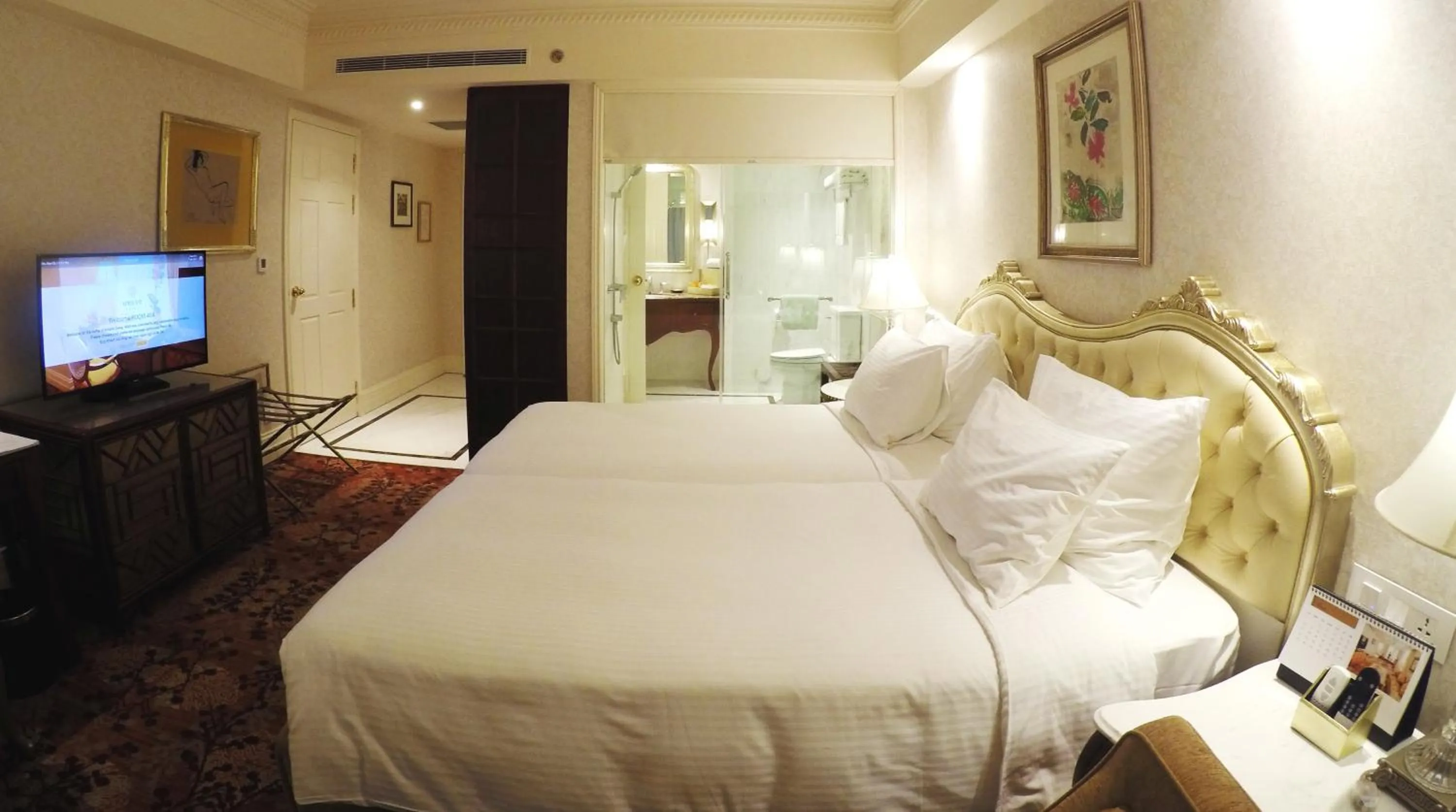 Bedroom, Bed in Apricot Hotel