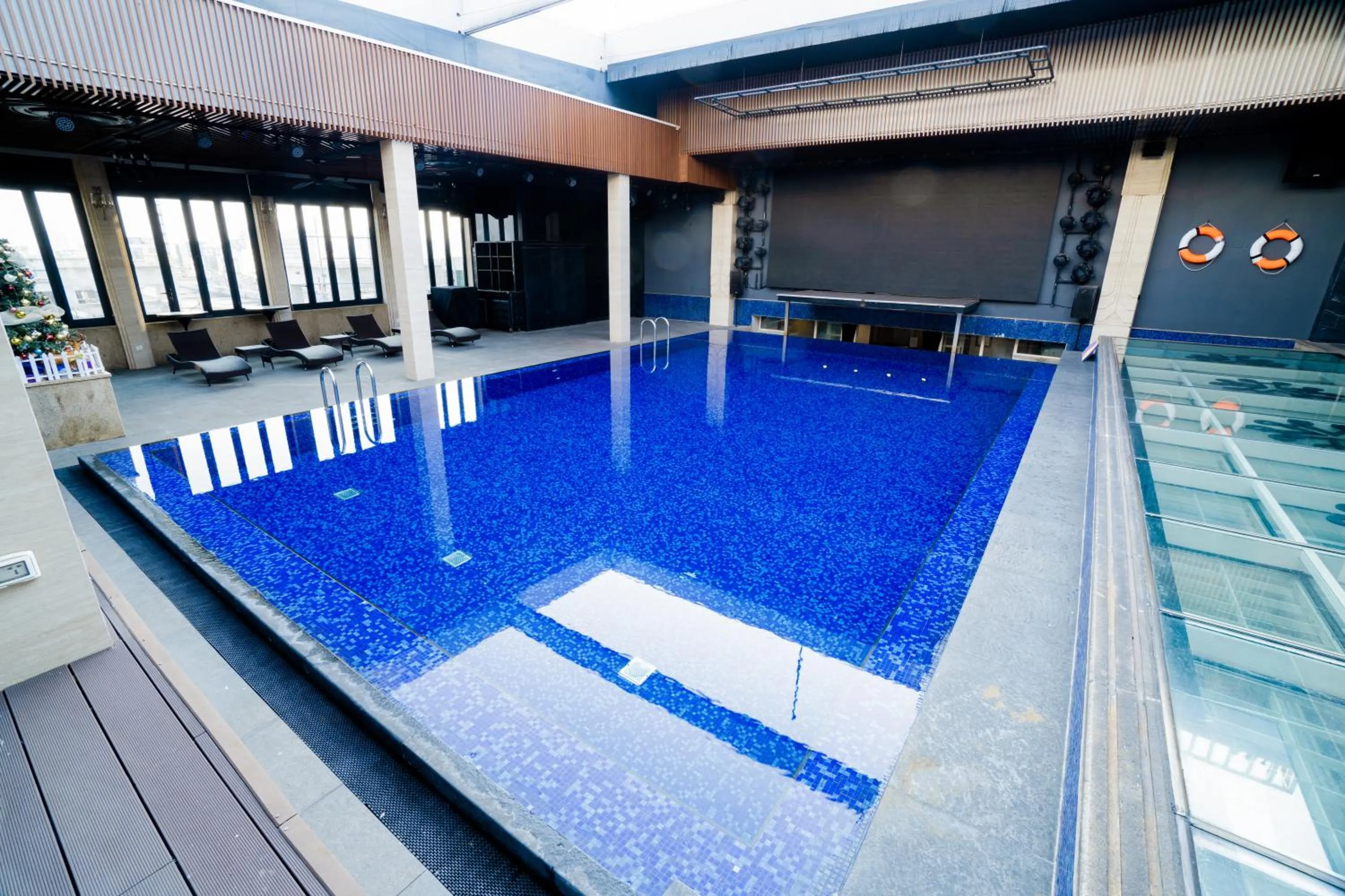 Swimming pool in Apricot Hotel