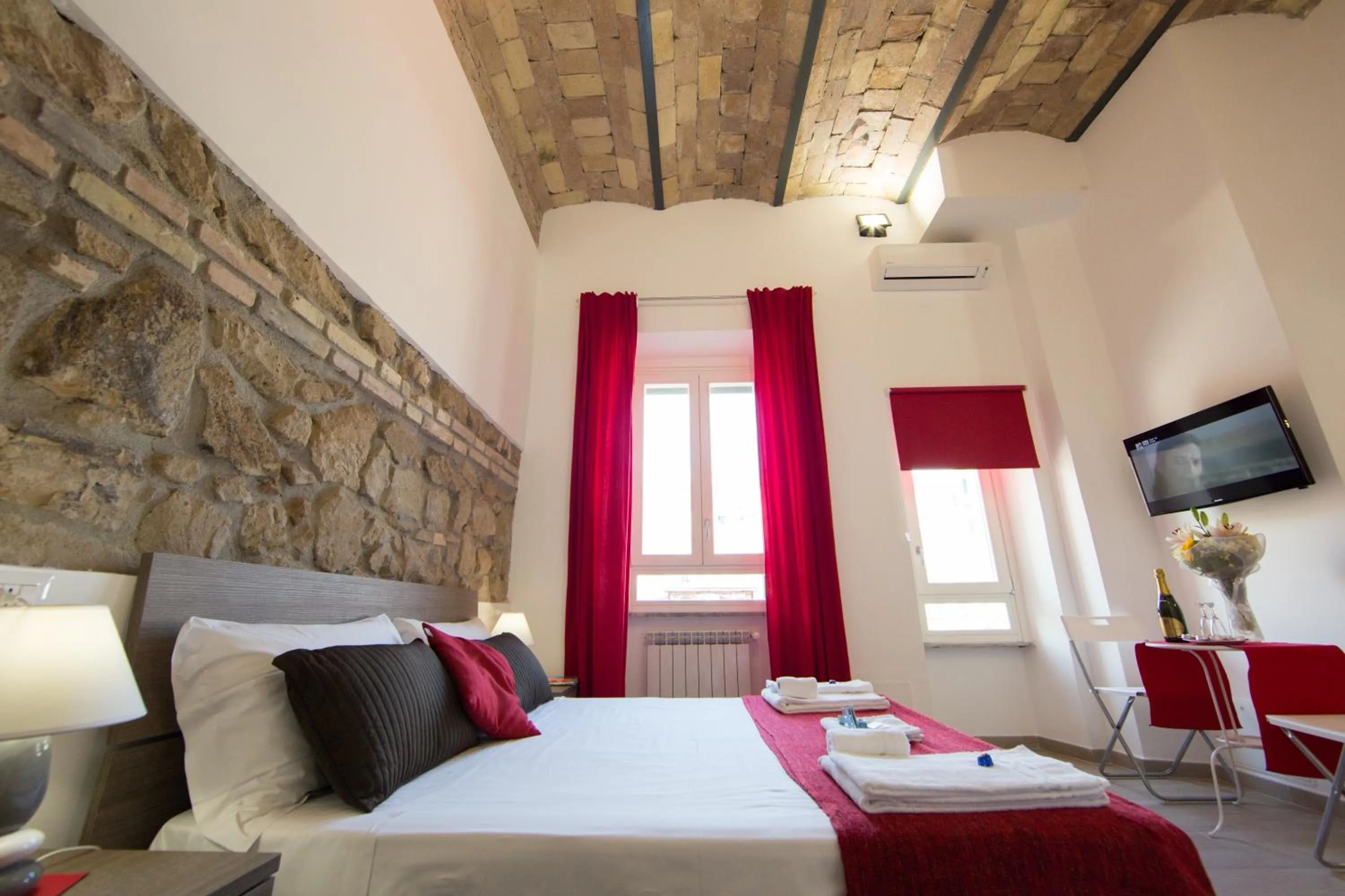 Photo of the whole room, Bed in The Great Beauty