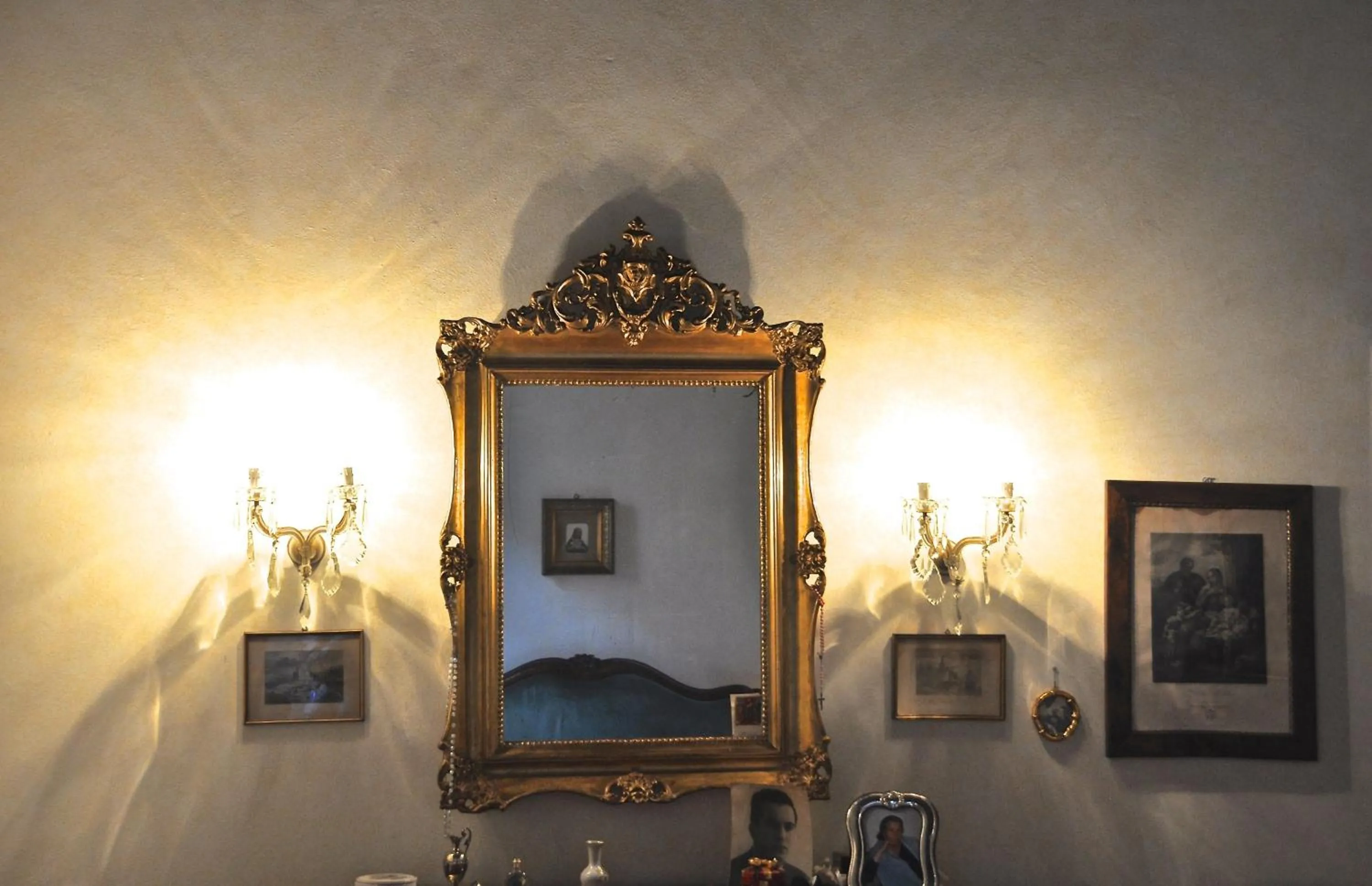 Decorative detail in Palazzo Altinate - Note di Piano