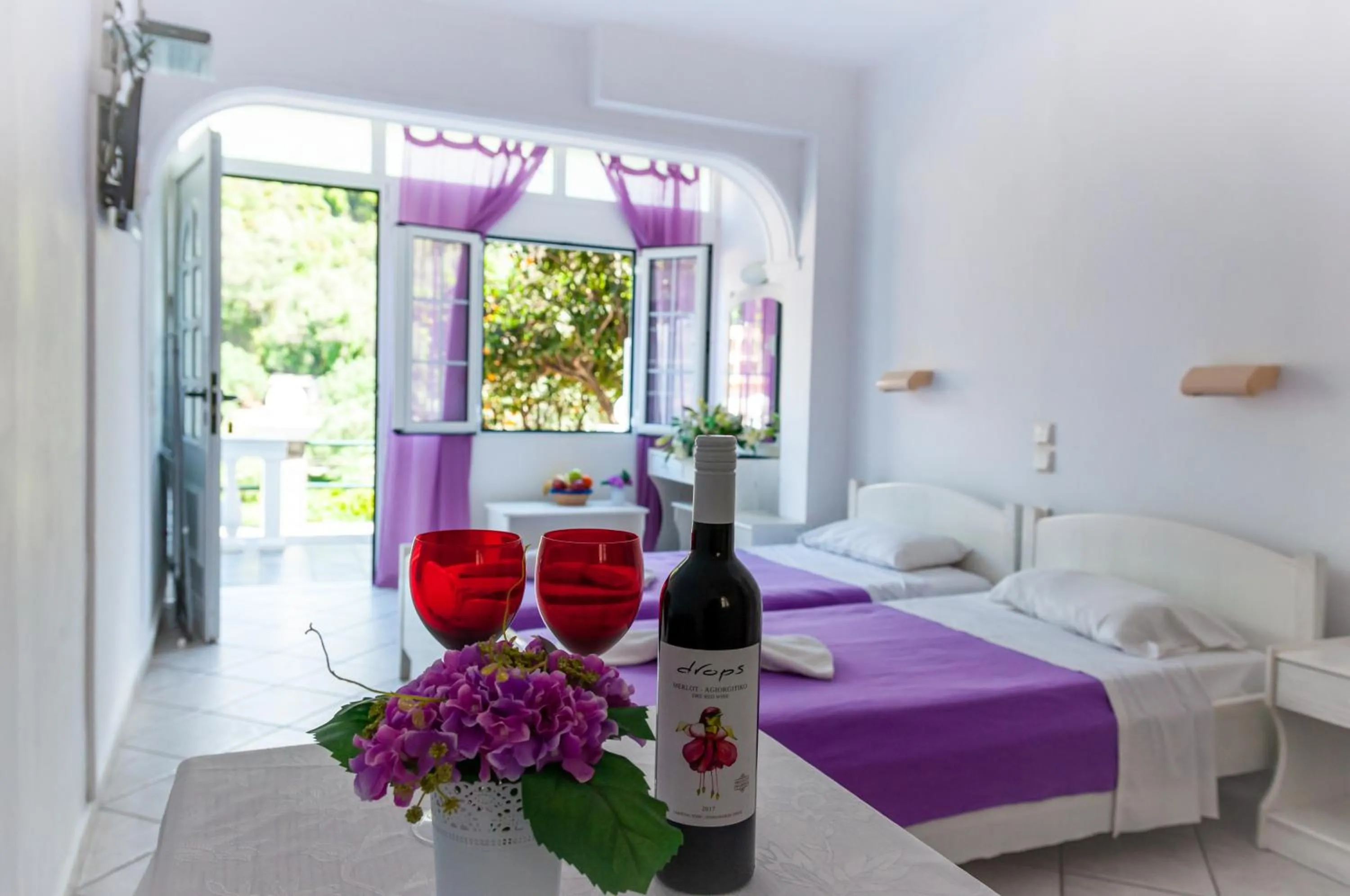 Drinks, Bed in Apart Hotel Blumarin