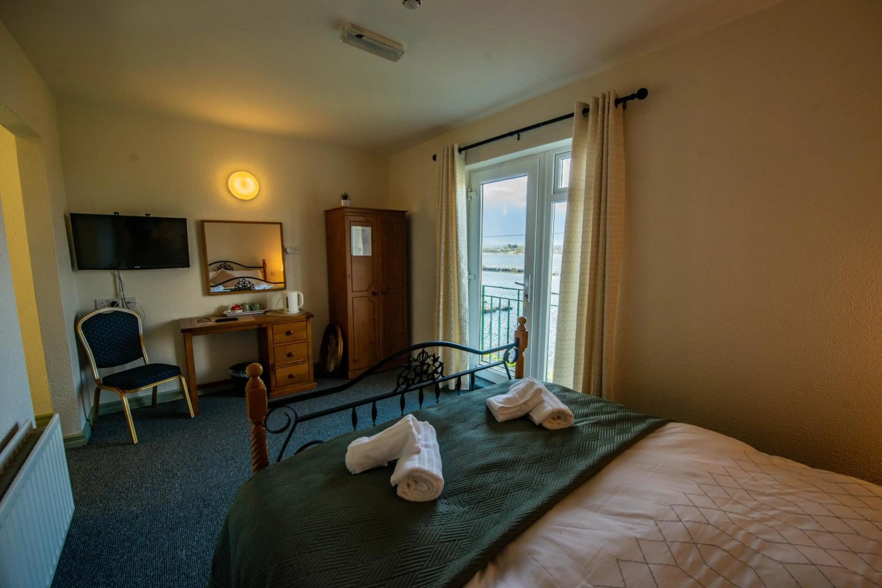 Bed in Greenfield Lodge Hotel Bar & Bistro