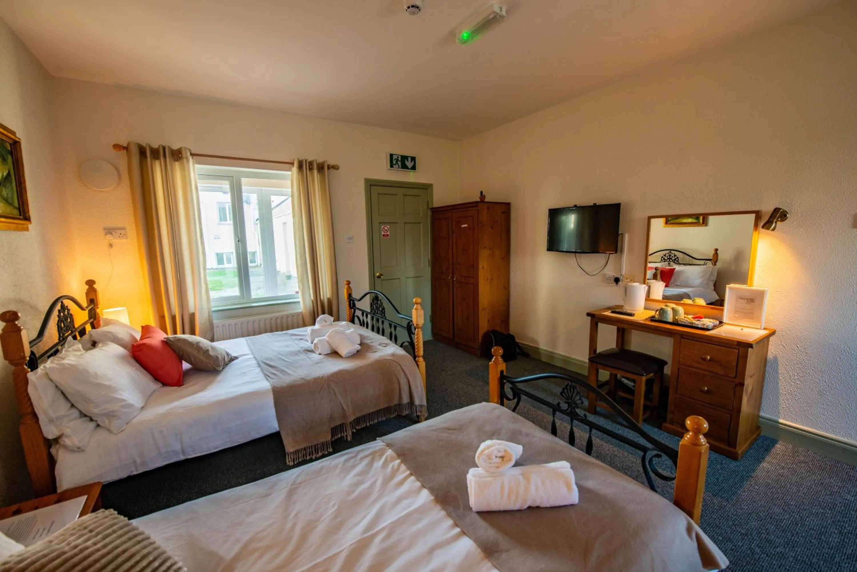 Communal lounge/ TV room, Bed in Greenfield Lodge Hotel Bar & Bistro