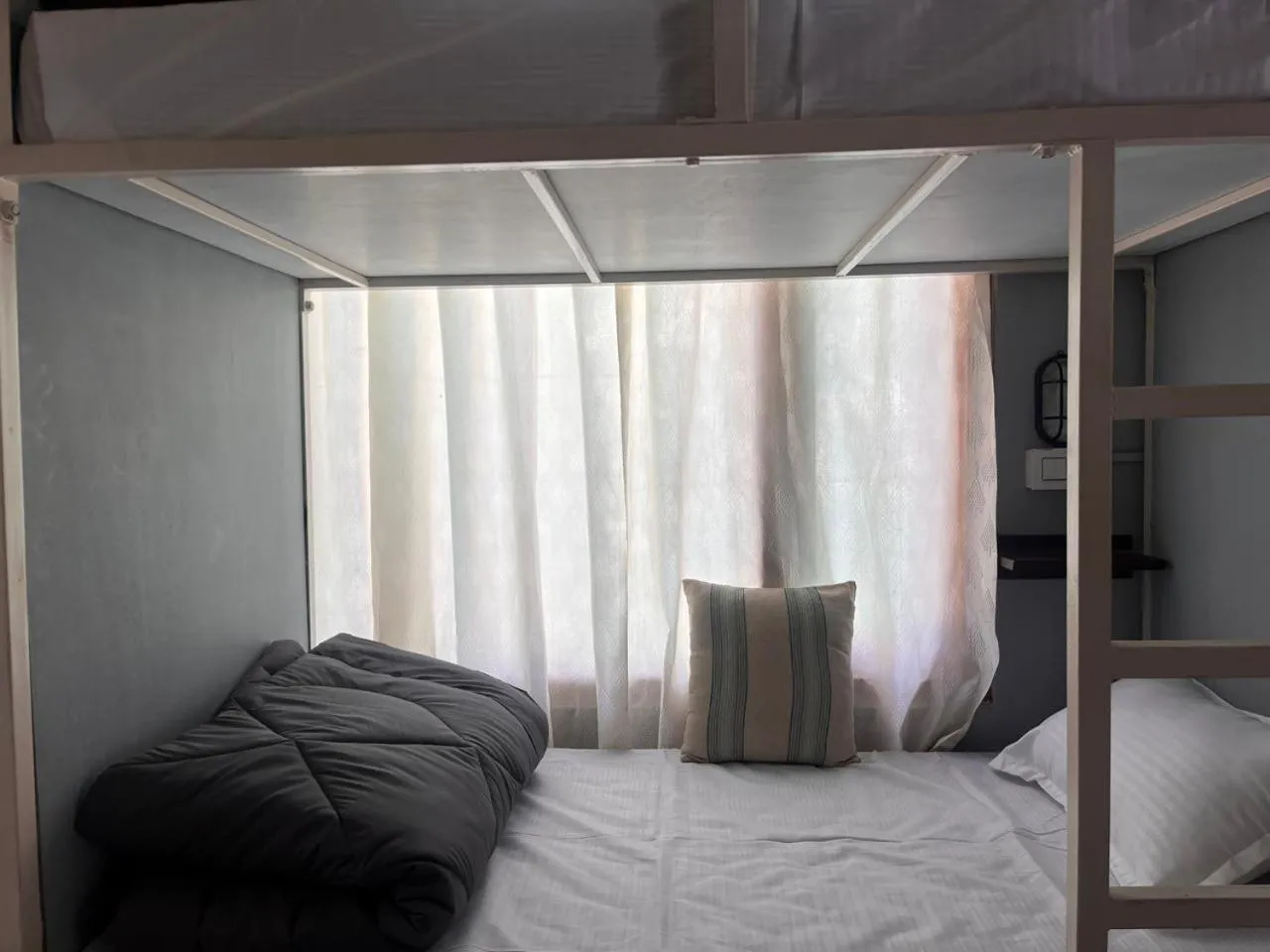 Bed in Madpackers Kasol Riverside - Katagla