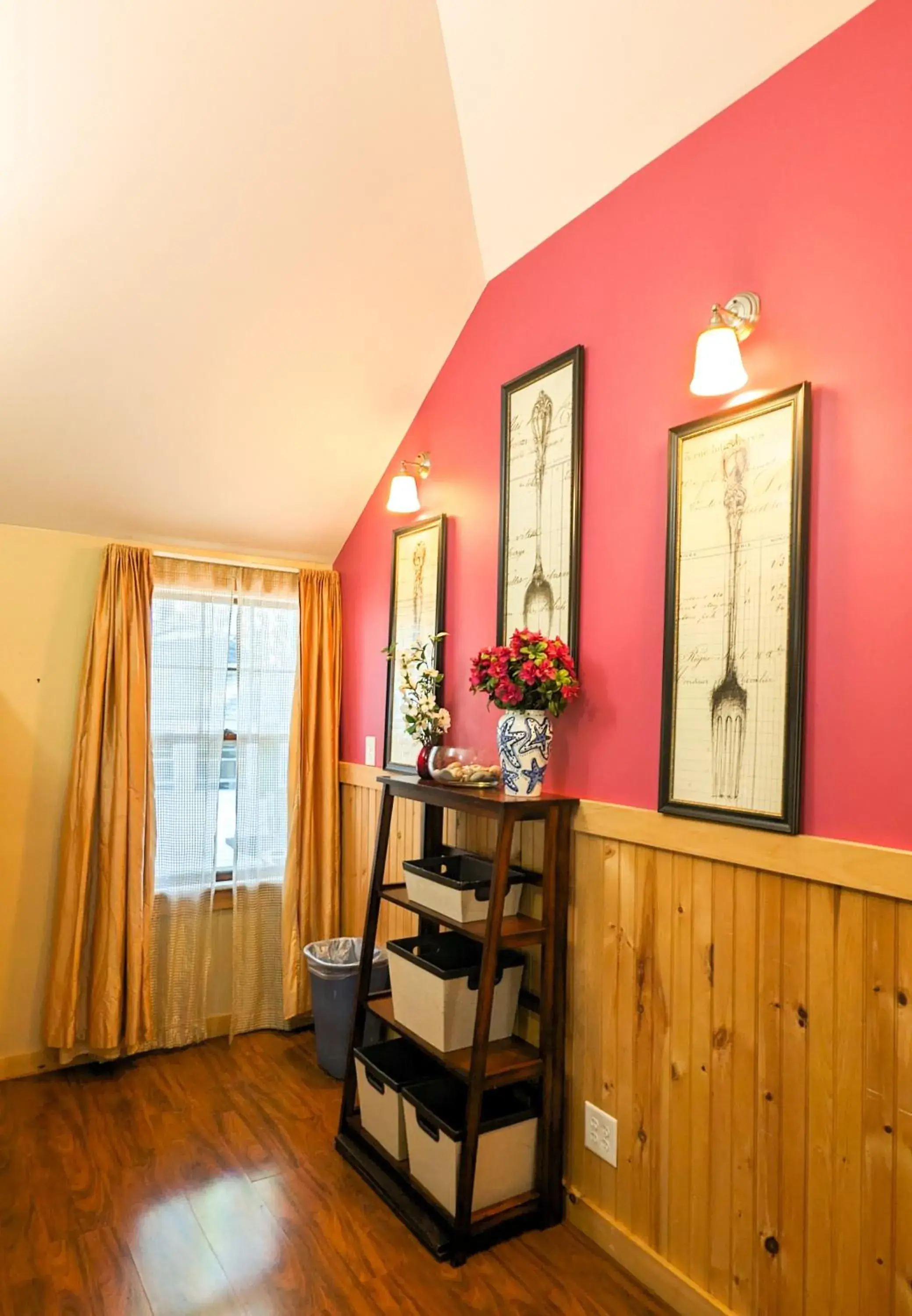 Two Bedroom Cabin with Living Room, Kitchen & Enclosed Porch in Hinckleys Dreamwood Cottages Two Bedroom Cabin with Living Room, Kitchen & Enclosed Porch in Hinckleys Dreamwood Cottages