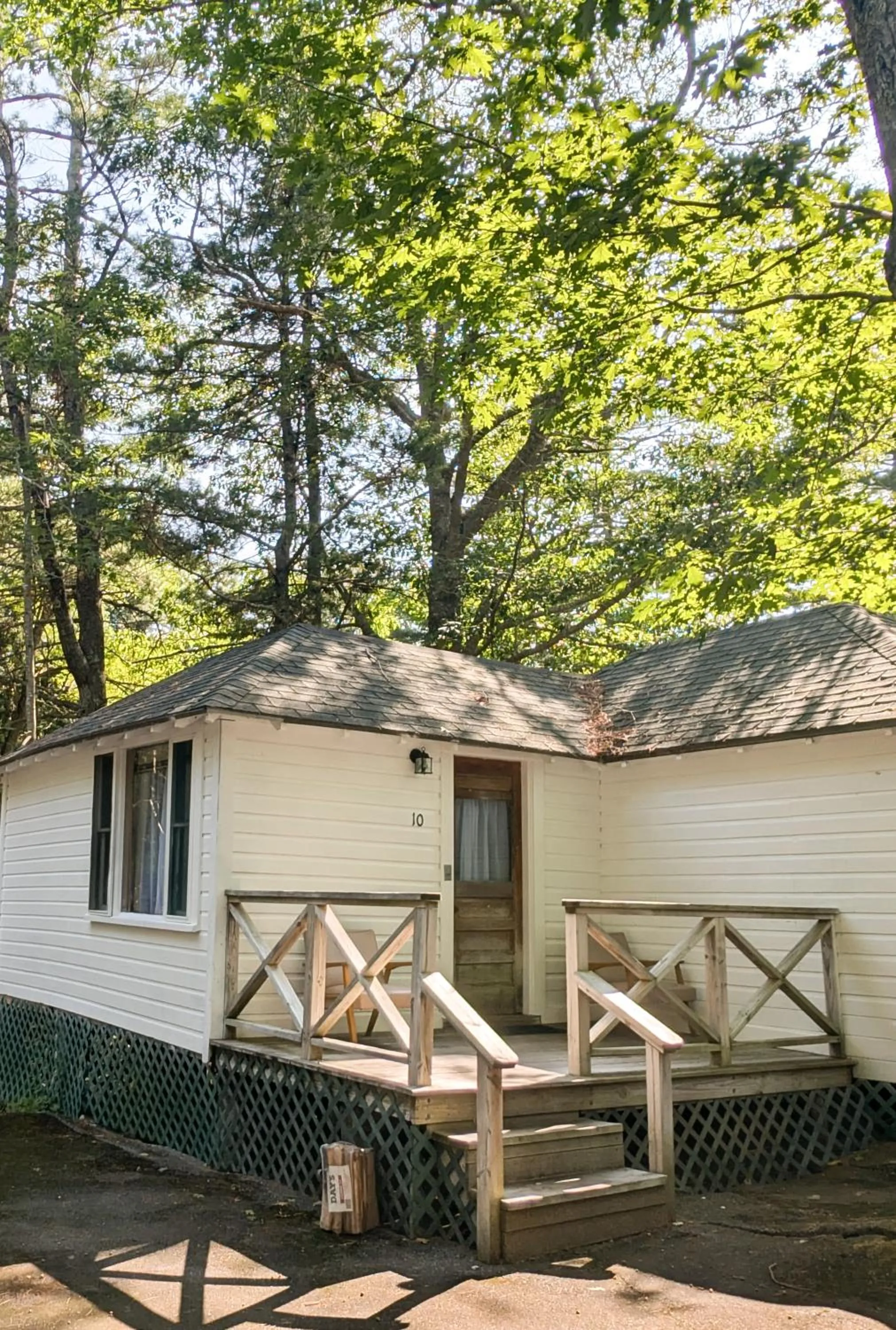 One Bedroom Cabin with Deck (Studio) in Hinckleys Dreamwood Cottages