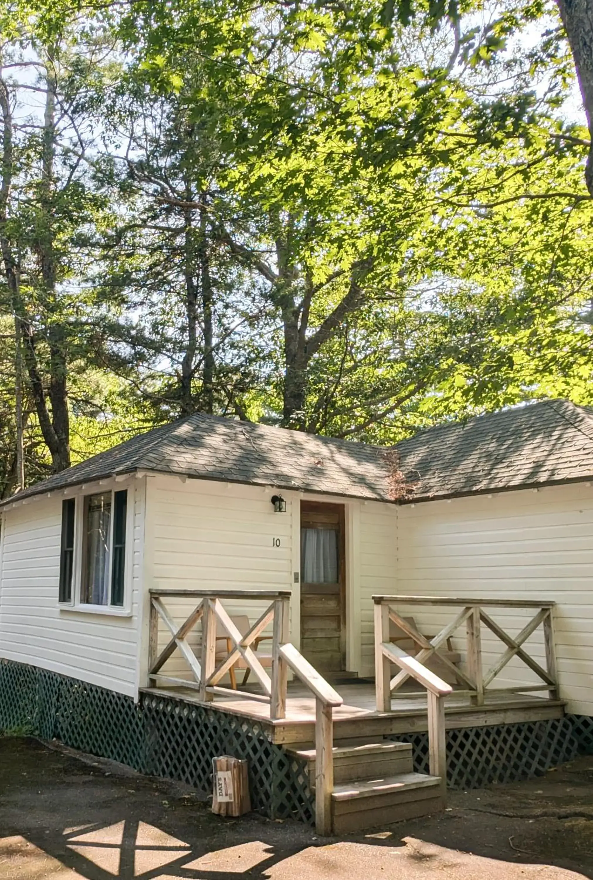 One Bedroom Cabin with Deck (Studio) in Hinckleys Dreamwood Cottages One Bedroom Cabin with Deck (Studio) in Hinckleys Dreamwood Cottages