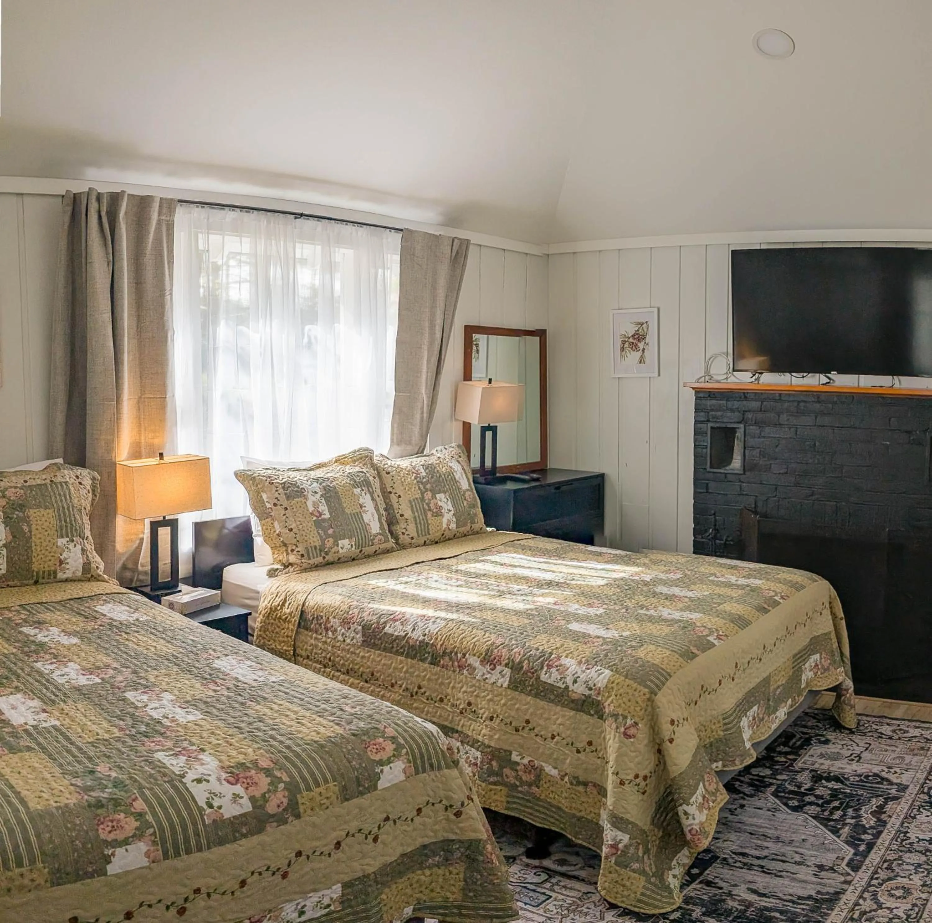 One Bedroom Cabin with Kitchen & Enclosed Porch (Pet Friendly)  in Hinckleys Dreamwood Cottages