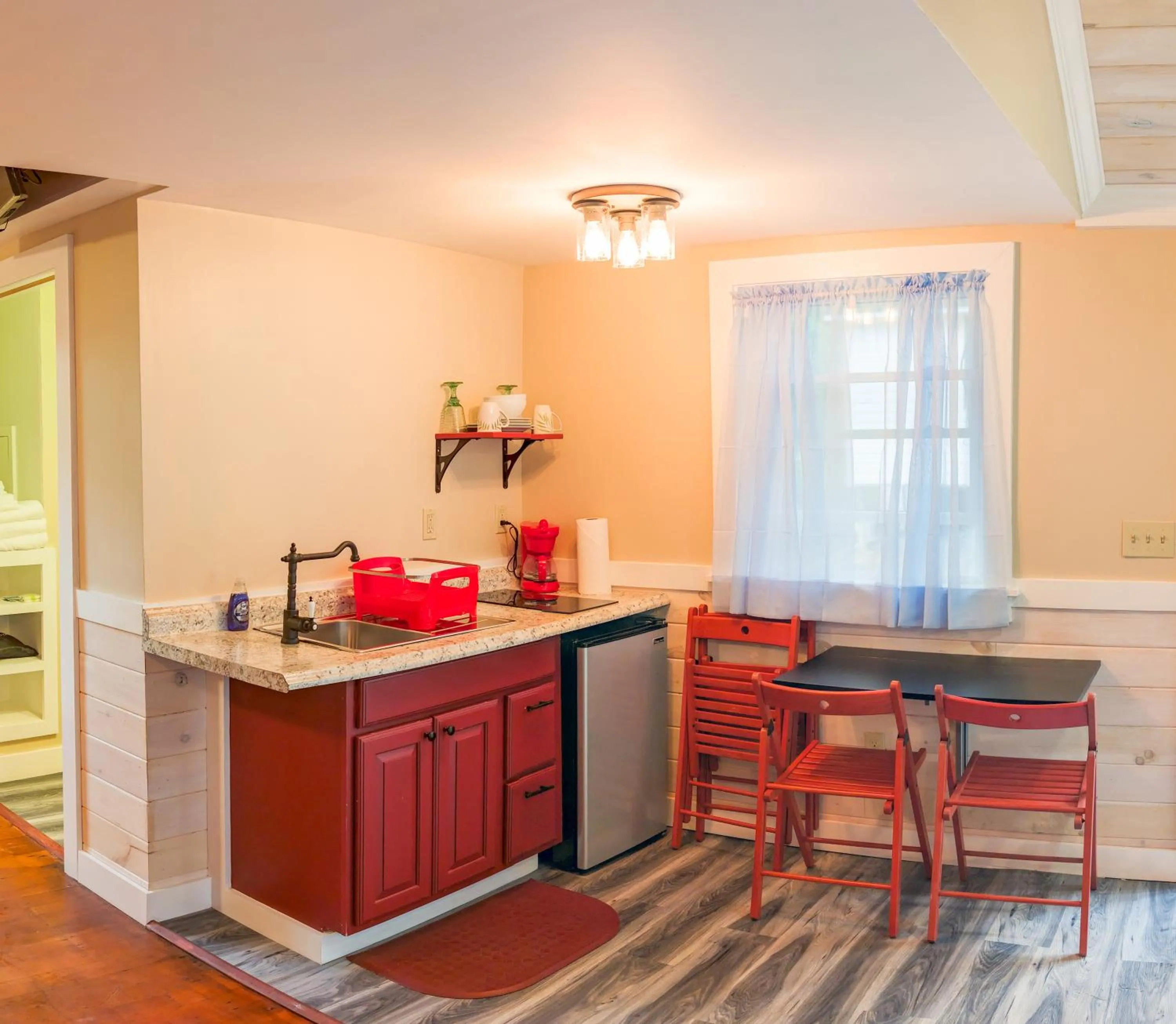 One Bedroom Cabin with Kitchen & Back Deck (Studio) in Hinckleys Dreamwood Cottages