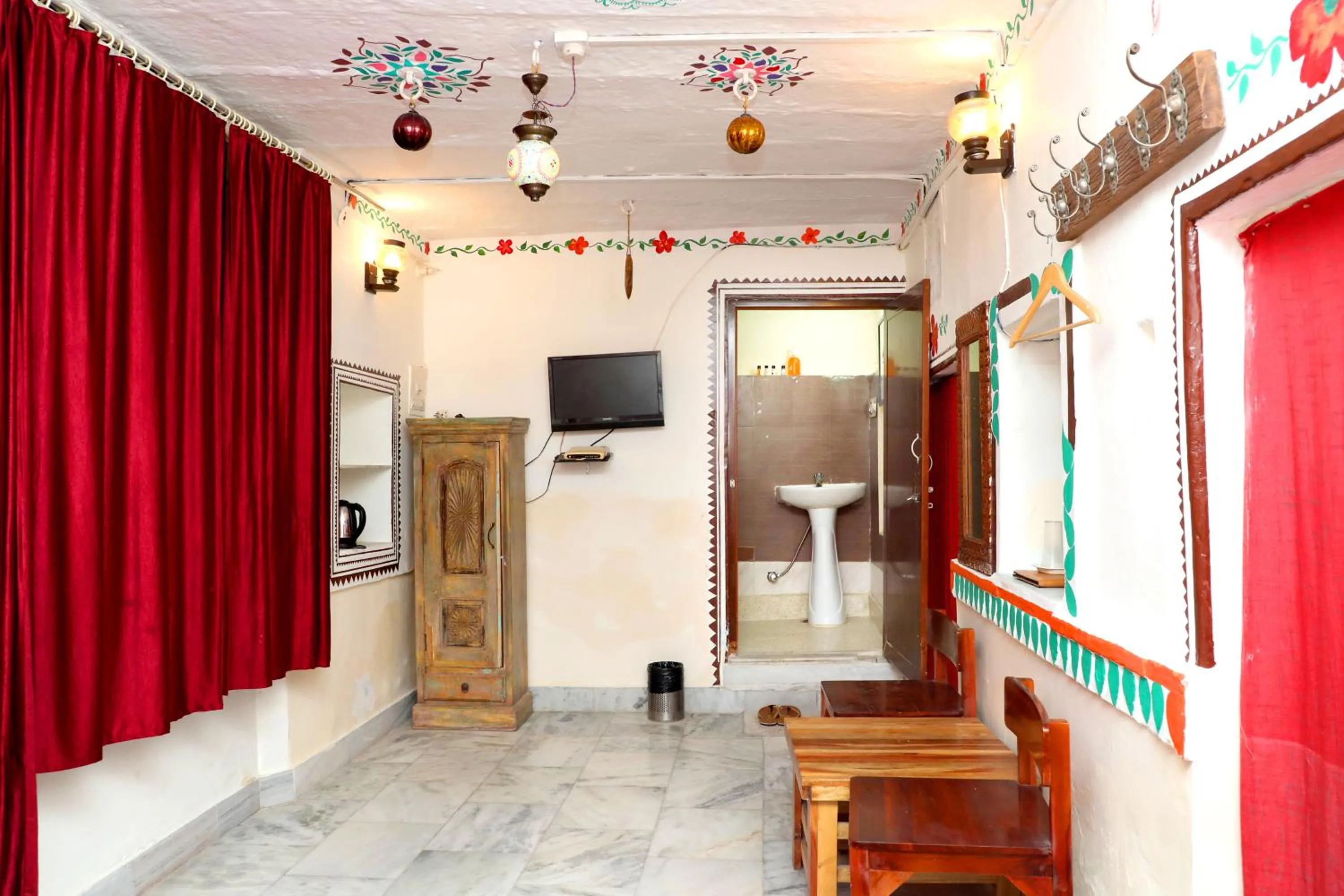 Communal lounge/ TV room in Jodhpur Heritage Haveli Guest House