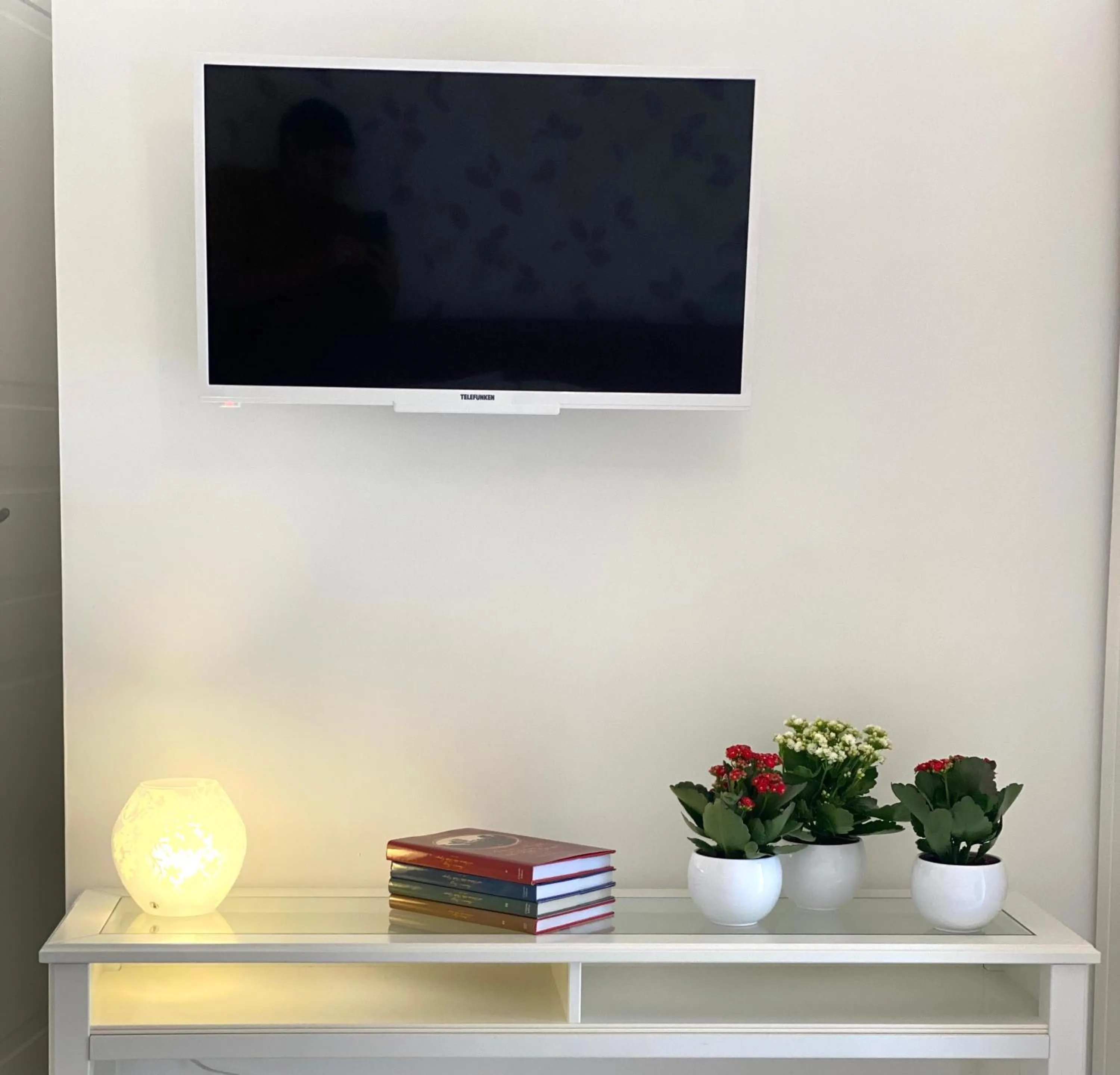 Communal lounge/ TV room, TV/Entertainment Center in Dai tre santi