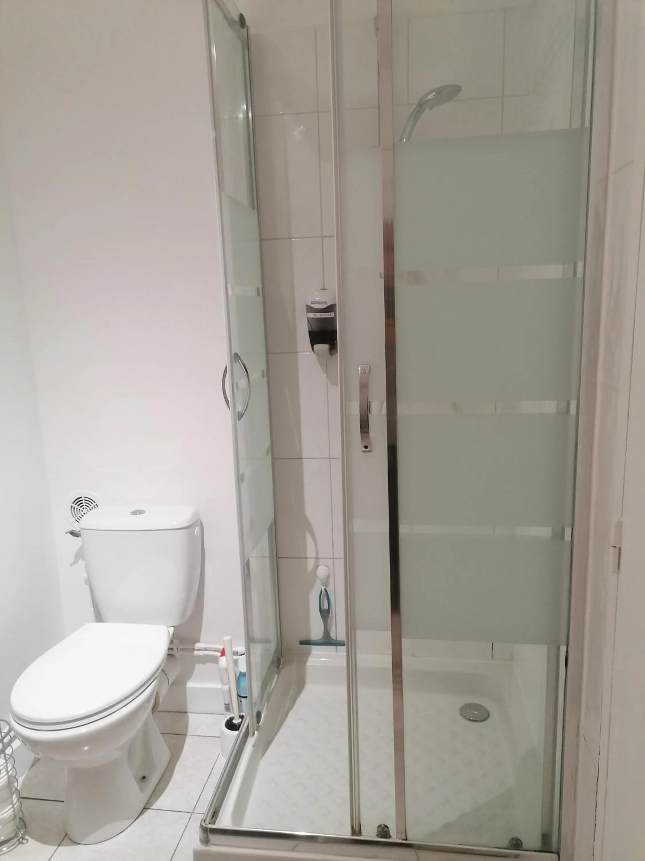 Bathroom in Le Petit Chalet -Appartement proche de la vieille ville , du centre ville et du Tram- PETIT DEJEUNER OFFERT