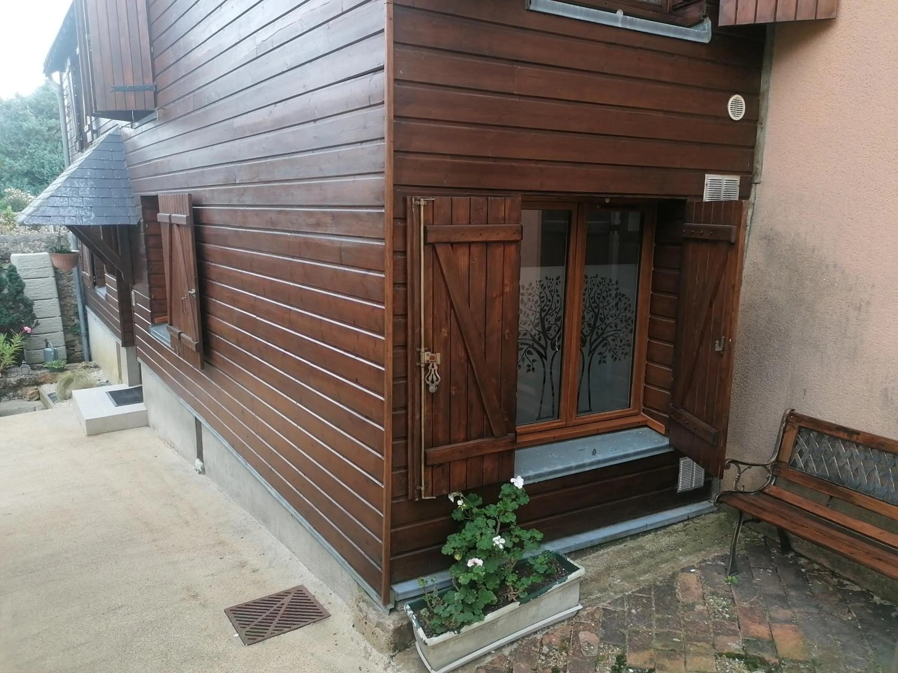 Property building in Le Petit Chalet -Appartement proche de la vieille ville , du centre ville et du Tram- PETIT DEJEUNER OFFERT