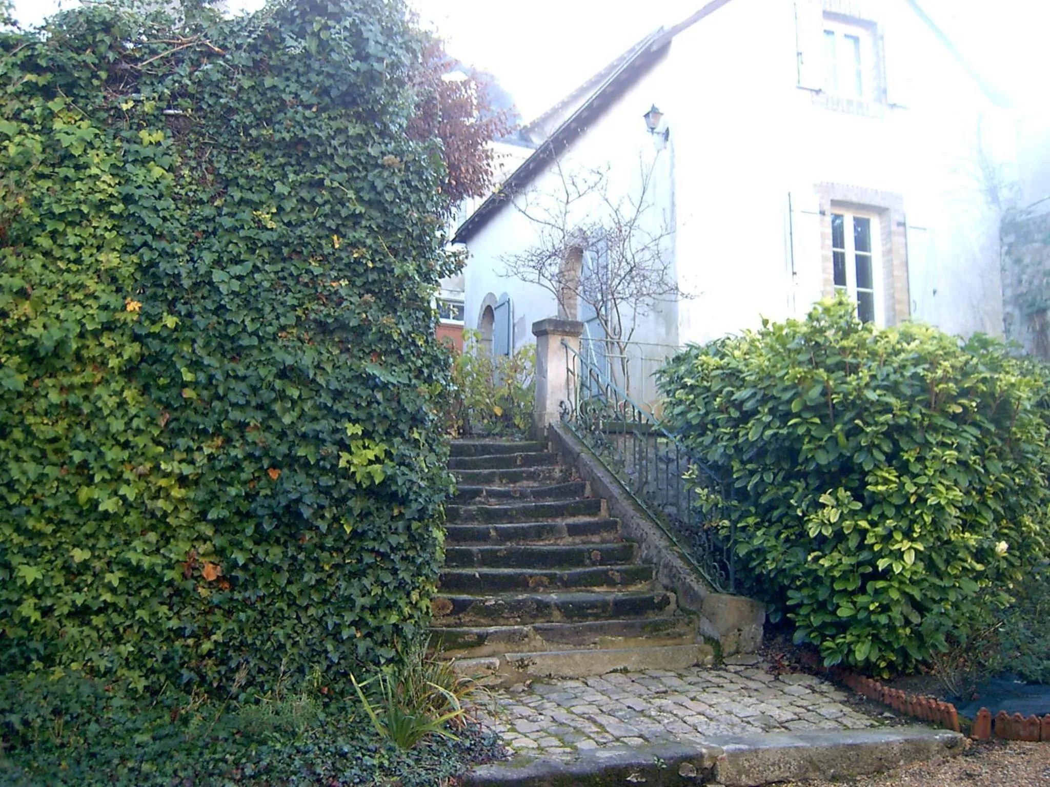 Garden in Le Petit Chalet -Appartement proche de la vieille ville , du centre ville et du Tram- PETIT DEJEUNER OFFERT