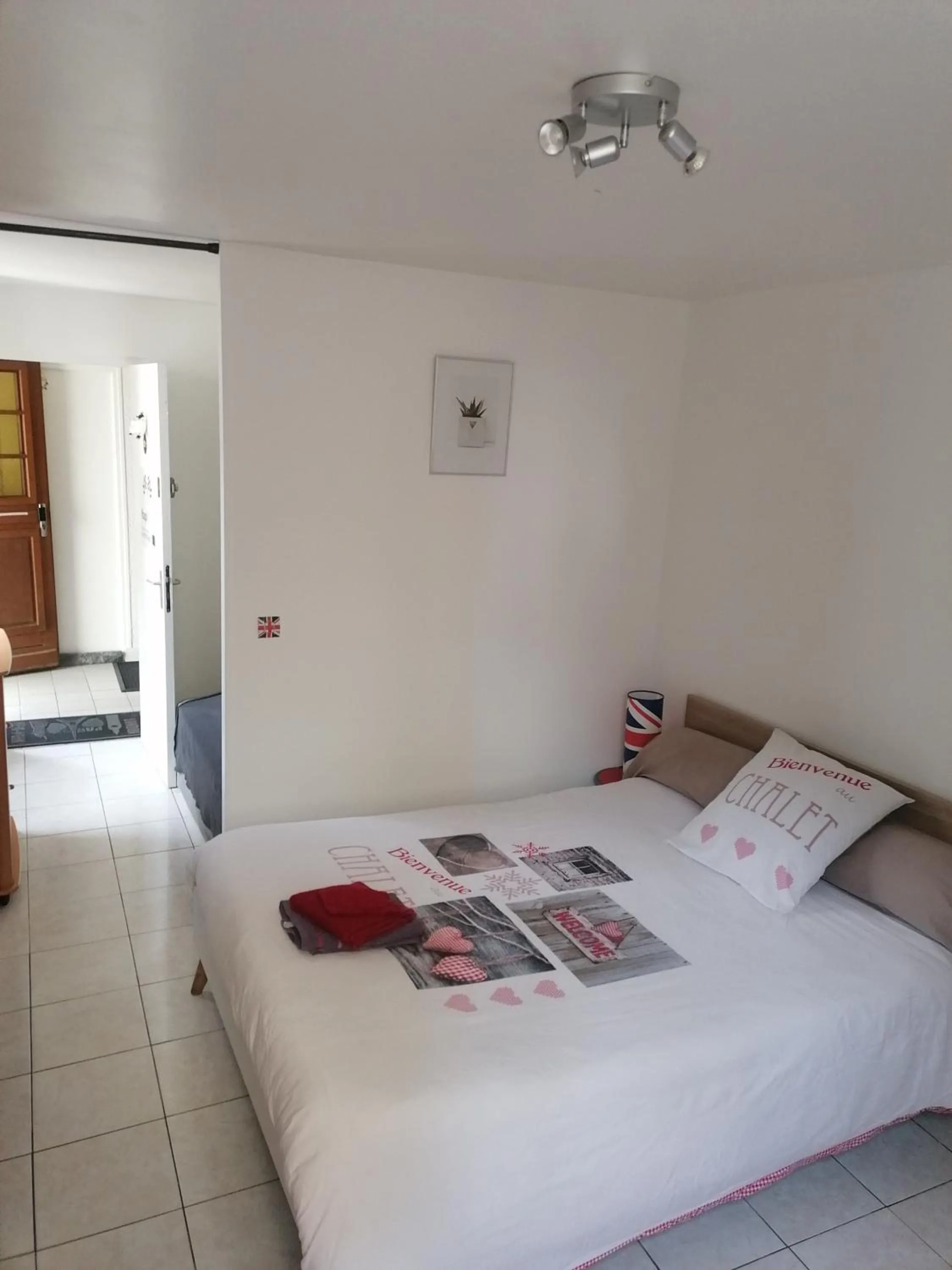 Bedroom, Bed in Le Petit Chalet -Appartement proche de la vieille ville , du centre ville et du Tram- PETIT DEJEUNER OFFERT