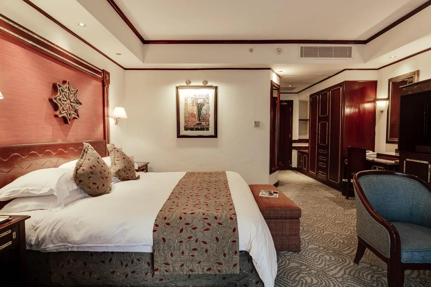 Bed in Kampala Serena Hotel