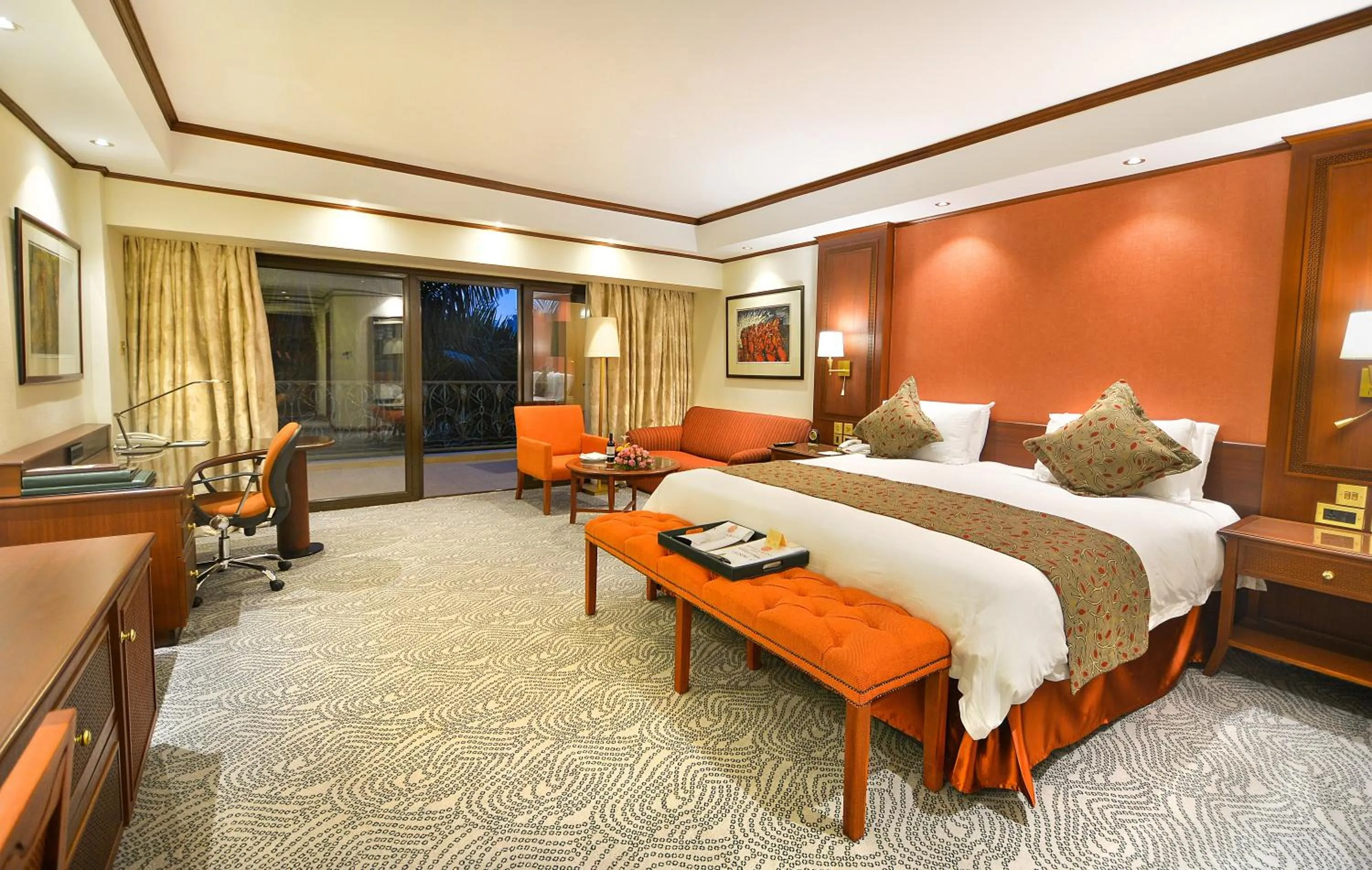 Bedroom, Bed in Kampala Serena Hotel