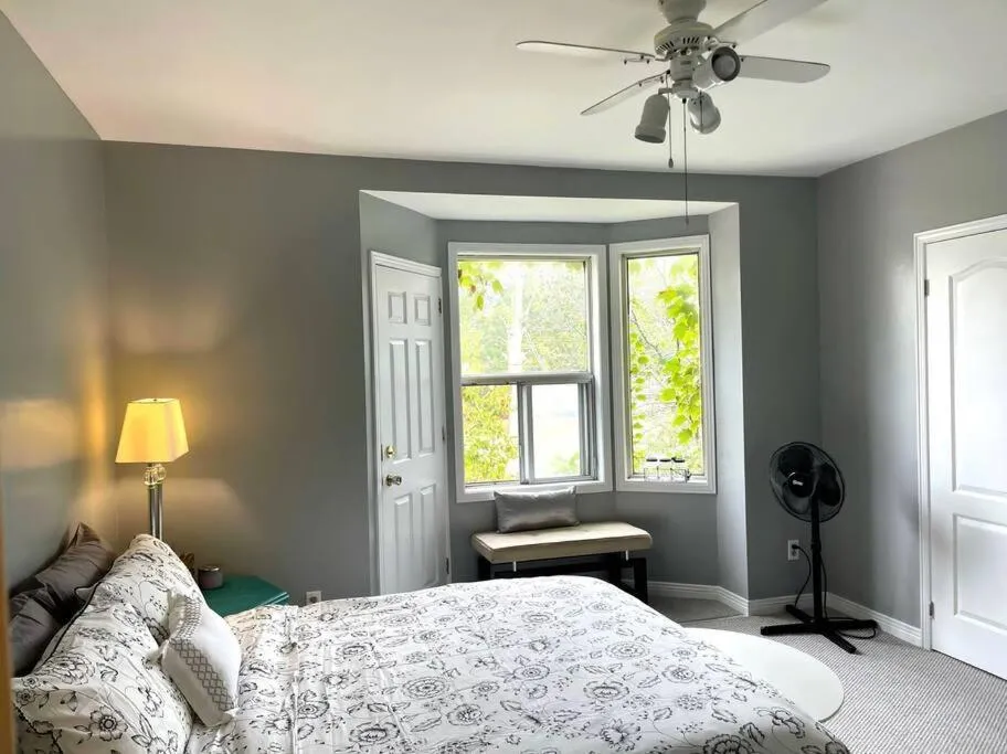 Superb Spacious Loft Old Toronto near Distillery District