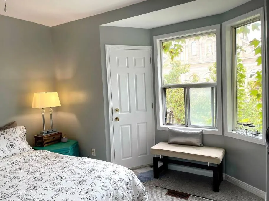 Superb Spacious Loft Old Toronto near Distillery District