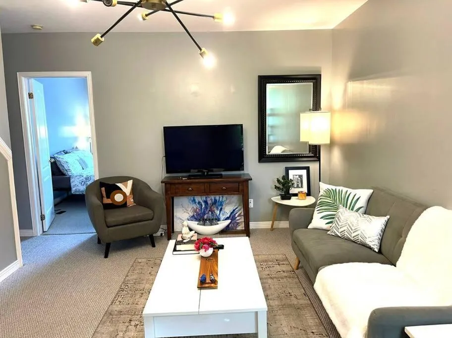 Superb Spacious Loft Old Toronto near Distillery District