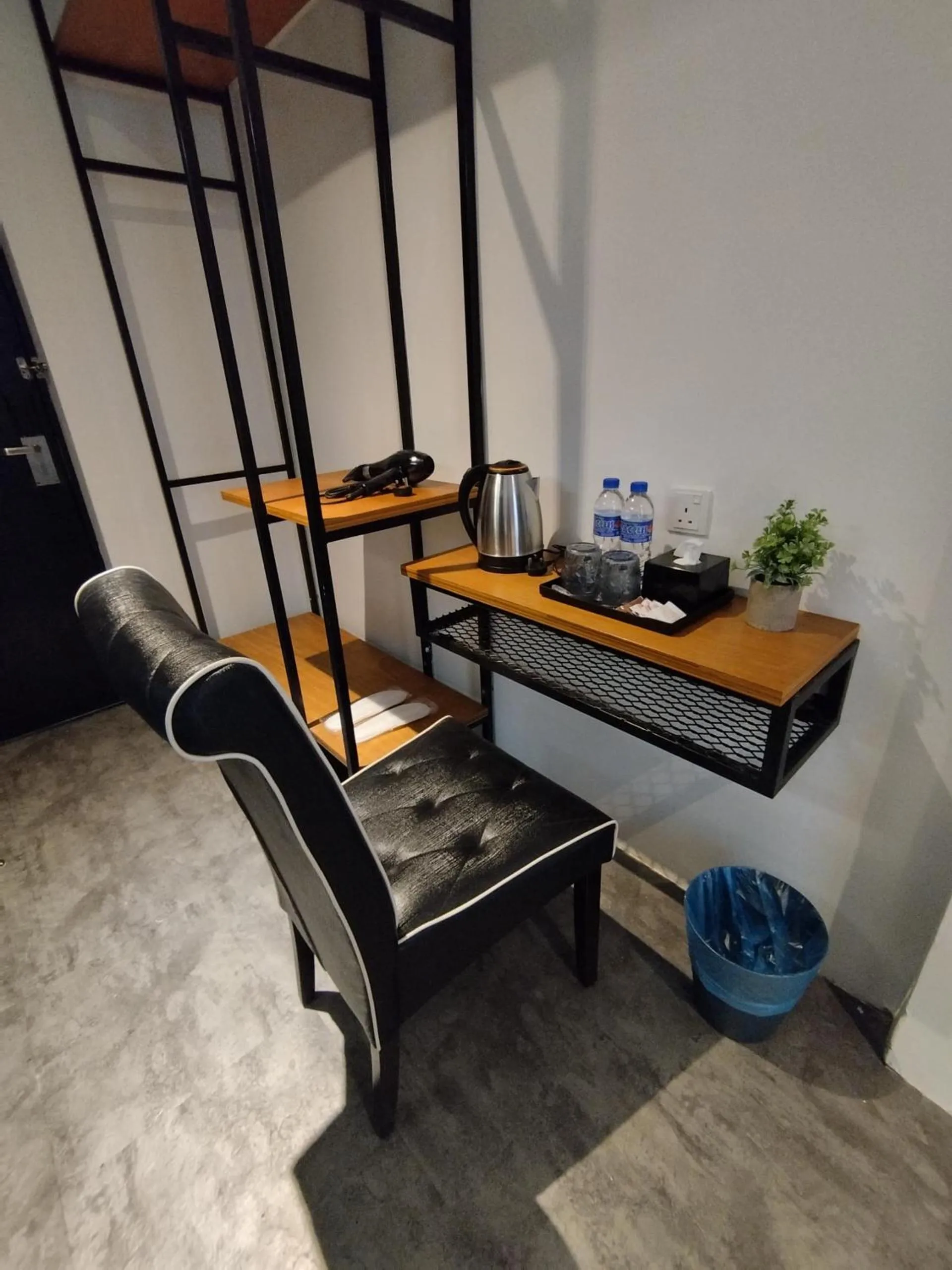 Seating area, Bed in Kingston Hotel 7 - Johor Bharu