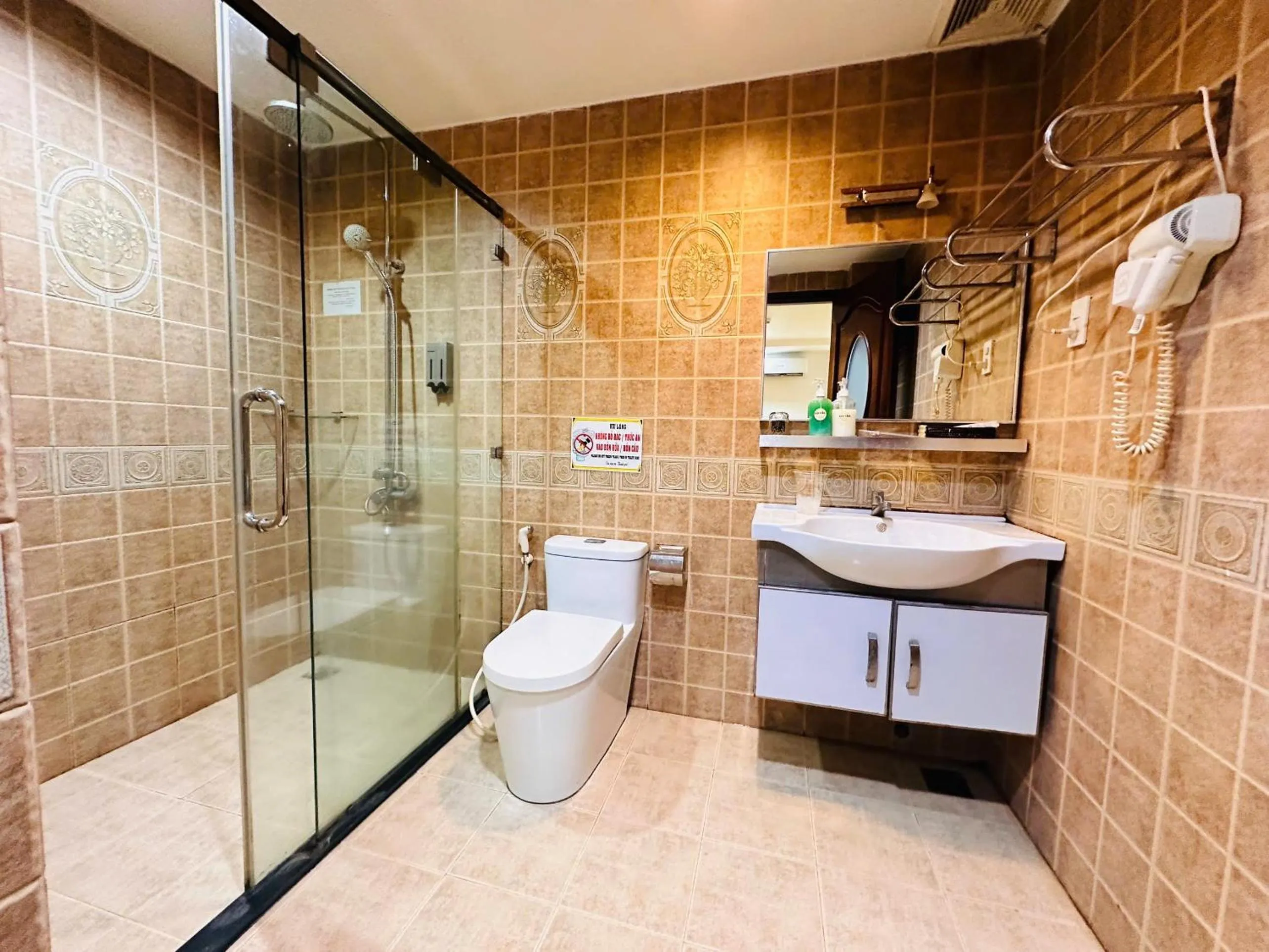 Shower in Khách Sạn Avatar