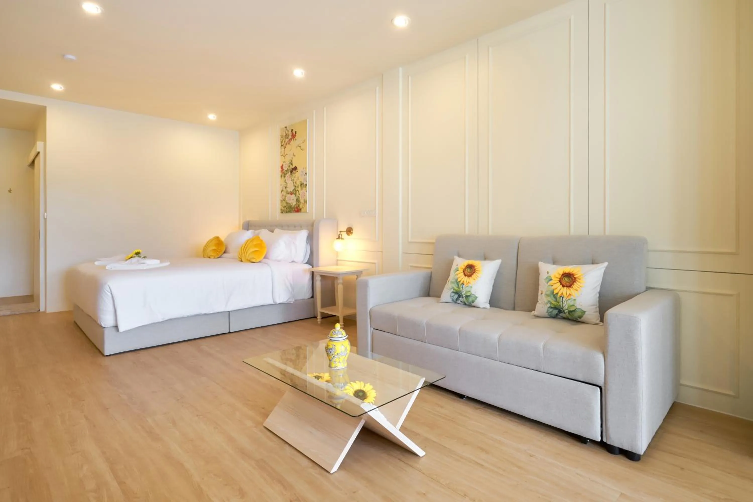 Photo of the whole room, Bed in Hawa House Phuket