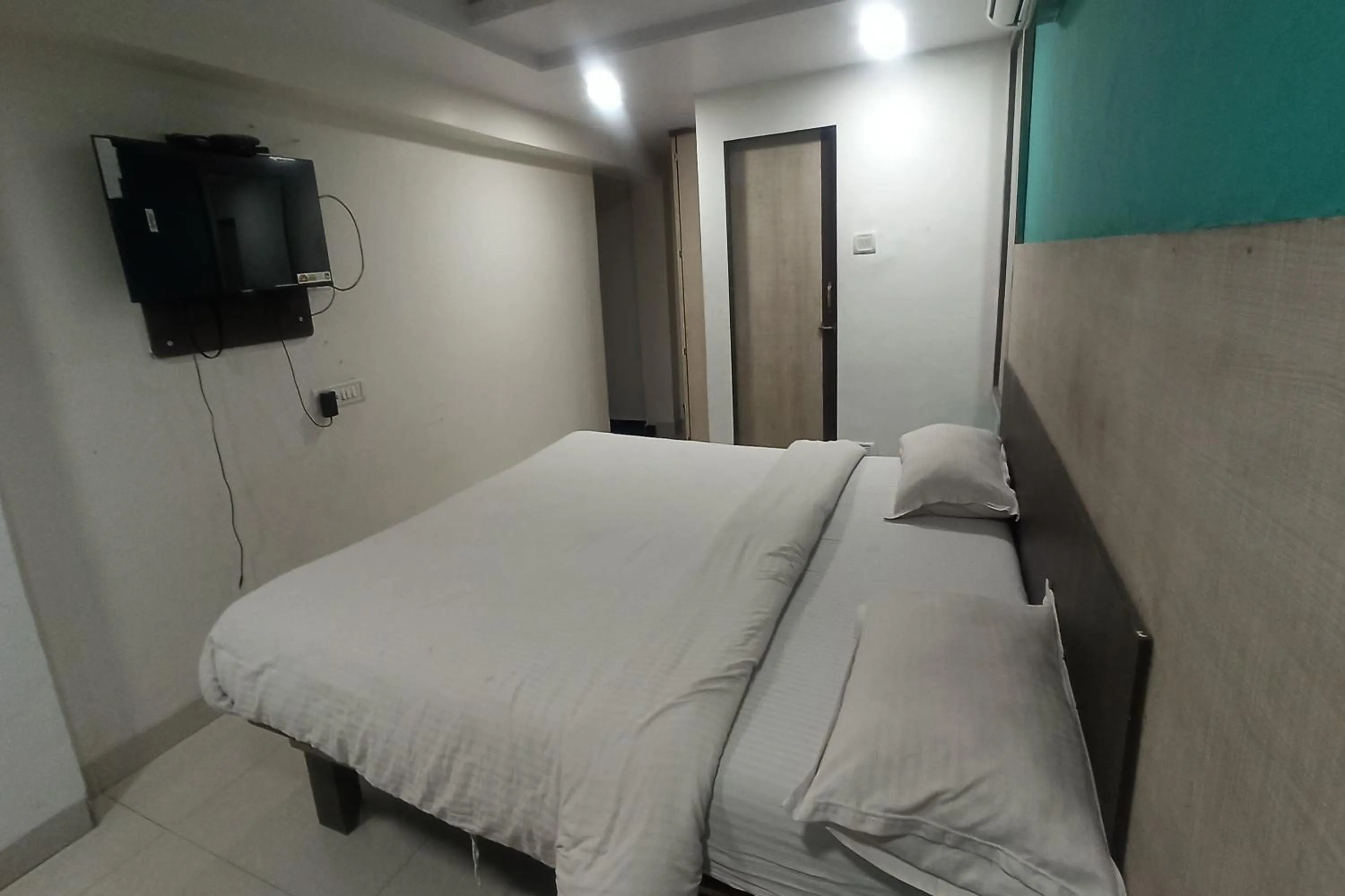 Bedroom, Bed in Hotel Blue Heaven