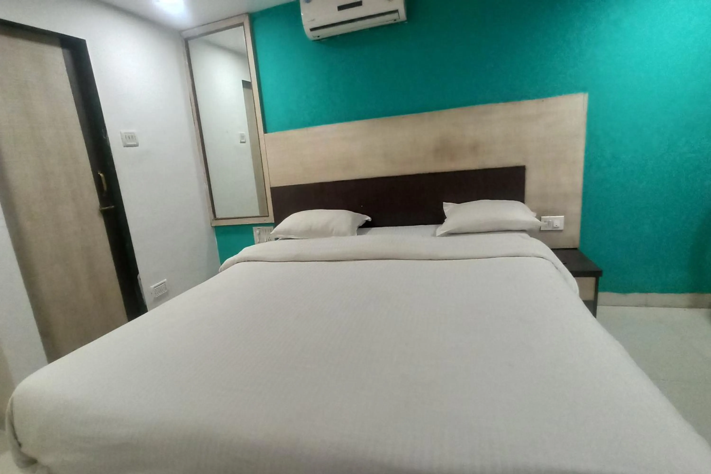 Bedroom, Bed in Hotel Blue Heaven