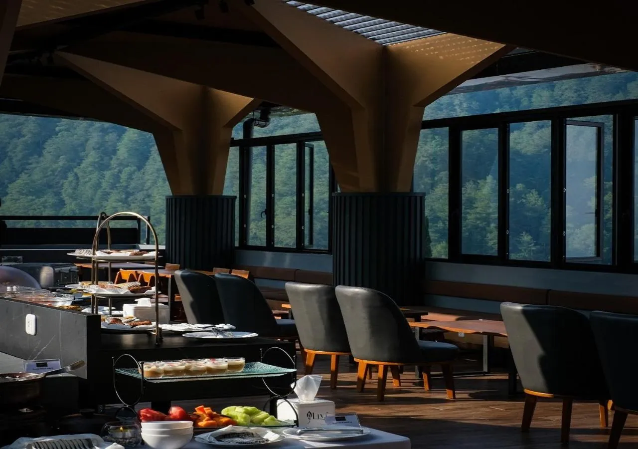 Restaurant/places to eat in Allura Azana Resort Tawangmangu