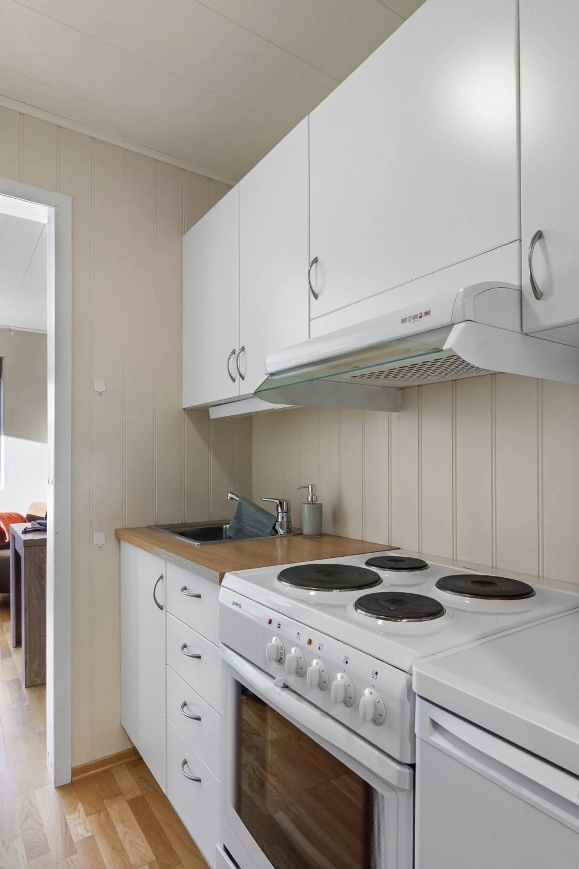 Cozy Studio Close to City, Kitchen & Parking